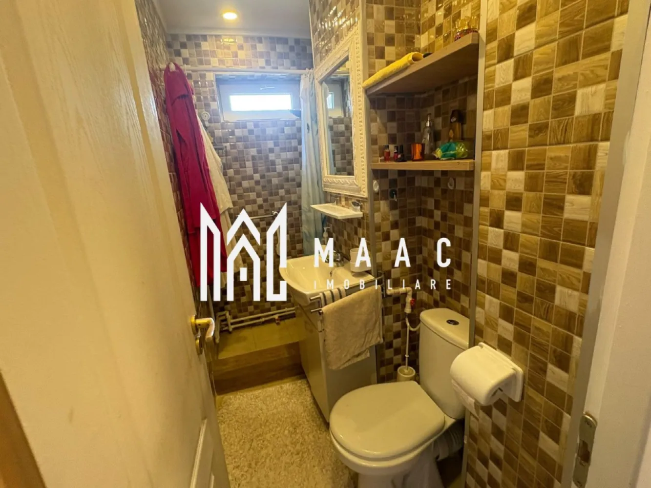 Apartament de vânzare Sibiu | Hipodrom 2 | etaj 1, finisat clasic - Apartament de vânzare în Sibiu, zona Hipodrom 2, cu 3 camere, 45 mp utili și etaj 1, prezentat în descrierea existentă ca mobilat și utilat.

Detalii proprietate:
• Suprafață utilă: 45 mp
• Suprafață construită: 65 mp
• Compartimentare: nedecomandat
• 3 camere, 2 dormitoare, 1 baie și 1 bucătărie
• Etaj 1 din 4
• An construcție: 1975
• Stare construcție: finalizată
• Stare interioară: finisat clasic
• Confort: 3
• În descrierea existentă apartamentul este menționat ca mobilat și utilat

Proprietatea este amplasată în zona Hipodrom 2 din Sibiu. În datele disponibile nu sunt precizate repere sau vecinătăți suplimentare.

Cod anunț CP3217266. Contactați-ne pentru detalii suplimentare și pentru programarea unei vizionări.

Conținut optimizat cu AI, aprobat de agent uman.