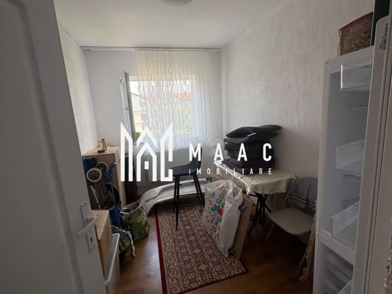 Apartament de vânzare Sibiu | Hipodrom 2 | etaj 1, finisat clasic - Apartament de vânzare în Sibiu, zona Hipodrom 2, cu 3 camere, 45 mp utili și etaj 1, prezentat în descrierea existentă ca mobilat și utilat.

Detalii proprietate:
• Suprafață utilă: 45 mp
• Suprafață construită: 65 mp
• Compartimentare: nedecomandat
• 3 camere, 2 dormitoare, 1 baie și 1 bucătărie
• Etaj 1 din 4
• An construcție: 1975
• Stare construcție: finalizată
• Stare interioară: finisat clasic
• Confort: 3
• În descrierea existentă apartamentul este menționat ca mobilat și utilat

Proprietatea este amplasată în zona Hipodrom 2 din Sibiu. În datele disponibile nu sunt precizate repere sau vecinătăți suplimentare.

Cod anunț CP3217266. Contactați-ne pentru detalii suplimentare și pentru programarea unei vizionări.

Conținut optimizat cu AI, aprobat de agent uman.