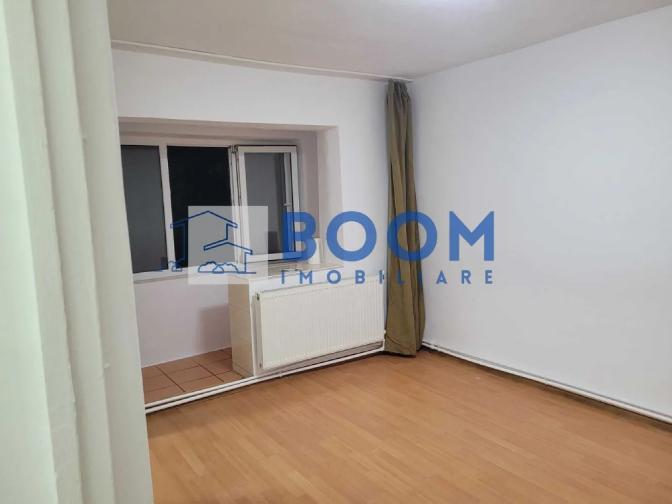 Garsoniera | Doctor Hacman | Etaj 3 - Garsonieră de vânzare – Zona Nord, Strada Doctor Hacman | 43.000 €
Agentie: BOOM Imobiliare

BOOM Imobiliare vă propune spre vânzare o garsonieră luminoasă, situată într-o zonă liniștită și verde din Zona Nord, pe strada Doctor Hacman. Imobilul se află la etajul 3, într-un bloc curat și bine întreținut, beneficiind de o suprafață totală de 26 mp și de un balcon open-space ideal pentru relaxare.

Garsoniera se vinde nemobilată, oferind noului proprietar posibilitatea de a o amenaja după propriul gust. Finisajele sunt clasice, iar compartimentarea este eficientă, potrivită atât pentru locuit, cât și pentru investiție în scop de închiriere.

Avantaje și localizare:

* Zonă liniștită, cu spații verzi;
* În proximitate: grădinițe, școli, centre comerciale, mijloace de transport;
* Acces rapid către punctele de interes din oraș.

Preț: 43.000 €

Pentru mai multe informații sau programarea unei vizionări, contactați BOOM Imobiliare.
id: CP3195757