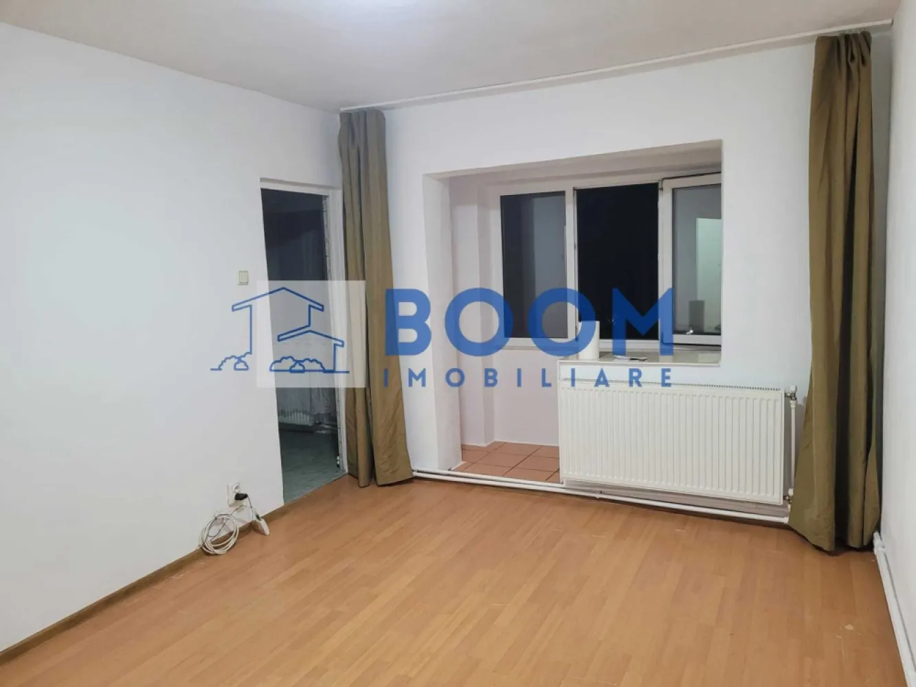 Garsoniera | Doctor Hacman | Etaj 3 - Garsonieră de vânzare – Zona Nord, Strada Doctor Hacman | 43.000 €
Agentie: BOOM Imobiliare

BOOM Imobiliare vă propune spre vânzare o garsonieră luminoasă, situată într-o zonă liniștită și verde din Zona Nord, pe strada Doctor Hacman. Imobilul se află la etajul 3, într-un bloc curat și bine întreținut, beneficiind de o suprafață totală de 26 mp și de un balcon open-space ideal pentru relaxare.

Garsoniera se vinde nemobilată, oferind noului proprietar posibilitatea de a o amenaja după propriul gust. Finisajele sunt clasice, iar compartimentarea este eficientă, potrivită atât pentru locuit, cât și pentru investiție în scop de închiriere.

Avantaje și localizare:

* Zonă liniștită, cu spații verzi;
* În proximitate: grădinițe, școli, centre comerciale, mijloace de transport;
* Acces rapid către punctele de interes din oraș.

Preț: 43.000 €

Pentru mai multe informații sau programarea unei vizionări, contactați BOOM Imobiliare.
id: CP3195757