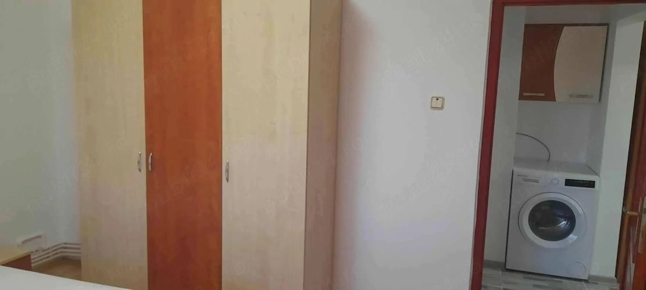 De inchiriat apartament cu 2 camere Micro 20 et. 4/7, 1700 lei - Agentia Mag Invest oferă spre închiriere un apartament cu 2 camere decomandat, cu o suprafață de 55 mp, situat în cartierul Micro 20, pe Bulevardul Dunărea, într-un bloc stradal prevăzut cu lift, la etajul 4 din 7.
Apartamentul este complet mobilat și utilat, fiind pregătit pentru mutare imediată. Beneficiază de centrală termică proprie, precum și de branșamente individuale pentru apă și gaz, oferind confort și costuri de întreținere eficiente.
Condiții de închiriere:
- se închiriază exclusiv pe termen lung; nu se acceptă animale de companie;
- chirie: 1.700 RON/lună;
- la semnarea contractului se achită o lună de chirie în avans și o lună garanție.
Se percepe comision de tranzactionare de la chirias.
Pentru mai multe informații sau pentru programarea unei vizionări, vă rugăm să ne contactați la numărul 0741.030.291 Marilena.