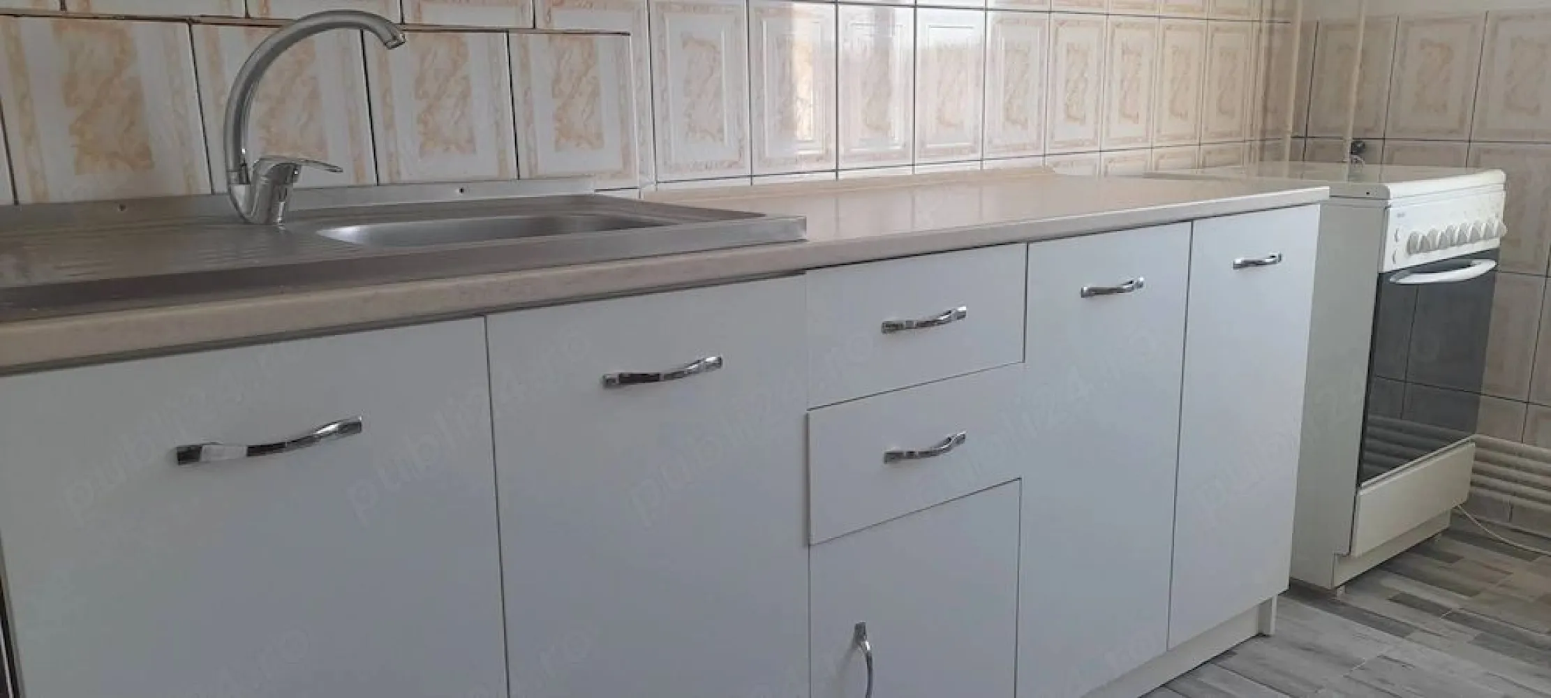 De inchiriat apartament cu 2 camere Micro 20 et. 4/7, 1700 lei - Agentia Mag Invest oferă spre închiriere un apartament cu 2 camere decomandat, cu o suprafață de 55 mp, situat în cartierul Micro 20, pe Bulevardul Dunărea, într-un bloc stradal prevăzut cu lift, la etajul 4 din 7.
Apartamentul este complet mobilat și utilat, fiind pregătit pentru mutare imediată. Beneficiază de centrală termică proprie, precum și de branșamente individuale pentru apă și gaz, oferind confort și costuri de întreținere eficiente.
Condiții de închiriere:
- se închiriază exclusiv pe termen lung; nu se acceptă animale de companie;
- chirie: 1.700 RON/lună;
- la semnarea contractului se achită o lună de chirie în avans și o lună garanție.
Se percepe comision de tranzactionare de la chirias.
Pentru mai multe informații sau pentru programarea unei vizionări, vă rugăm să ne contactați la numărul 0741.030.291 Marilena.