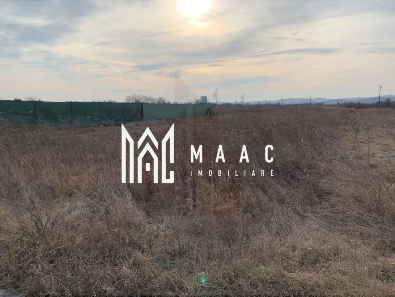 Teren 3381 mp | Raureni | Intravilan | - MAAC Imobiliare vă propune spre vânzare un teren intravilan cu potențial excelent de dezvoltare, situat în cartierul Râureni, pe Strada Drumul Gării, într-o zonă aflată în plină expansiune a municipiului Râmnicu Vâlcea.

Cu o suprafață generoasă și două fronturi stradale, proprietatea oferă flexibilitate pentru o gamă variată de proiecte rezidențiale sau comerciale, reprezentând o oportunitate atractivă atât pentru investitori, cât și pentru dezvoltatori.

Caracteristici principale:
Suprafață teren: 3.381,64 mp
Teren intravilan
Două fronturi stradale
Acces direct din drum asfaltat
Formă ce permite parcelarea sau dezvoltarea mai multor proiecte
Utilități:
Apă
Canalizare
Gaze naturale
Energie electrică
Avantaje:
Zonă în continuă dezvoltare
Acces rapid către principalele artere ale municipiului
Vizibilitate și acces excelent datorită deschiderii la două străzi
Ideal pentru ansamblu rezidențial, locuințe individuale, spații comerciale, hale sau alte investiții
Toate utilitățile disponibile la proprietate
Potențial ridicat de valorificare pe termen mediu și lung

Datorită amplasării strategice și a infrastructurii existente, acest teren reprezintă o investiție sigură, oferind multiple posibilități de dezvoltare în una dintre zonele cu cea mai rapidă evoluție din Râmnicu Vâlcea.

Pentru informații suplimentare și programarea unei vizionări, echipa MAAC Imobiliare vă stă la dispoziție.ID 3195550