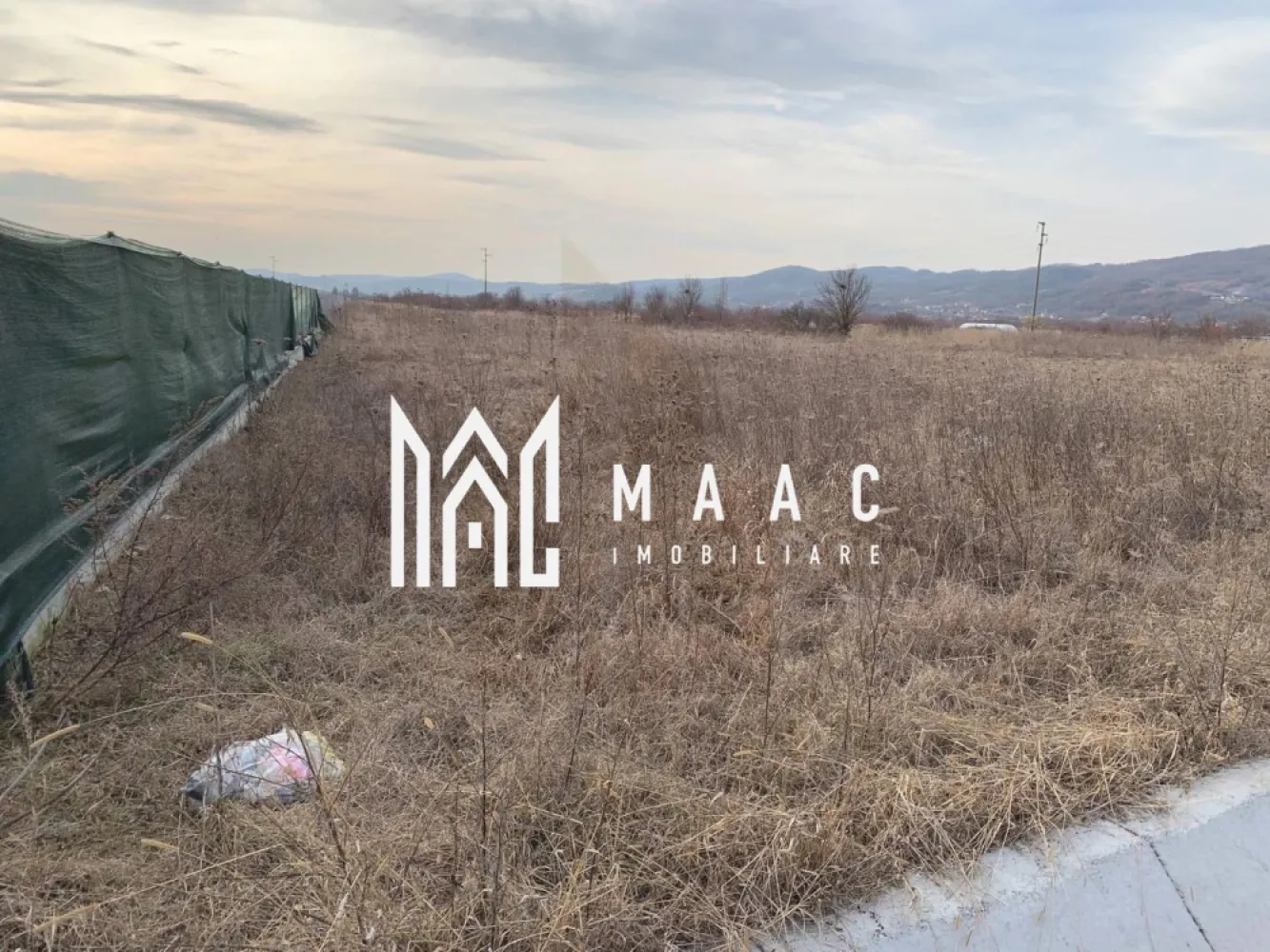 Teren 3381 mp | Raureni | Intravilan | - MAAC Imobiliare vă propune spre vânzare un teren intravilan cu potențial excelent de dezvoltare, situat în cartierul Râureni, pe Strada Drumul Gării, într-o zonă aflată în plină expansiune a municipiului Râmnicu Vâlcea.

Cu o suprafață generoasă și două fronturi stradale, proprietatea oferă flexibilitate pentru o gamă variată de proiecte rezidențiale sau comerciale, reprezentând o oportunitate atractivă atât pentru investitori, cât și pentru dezvoltatori.

Caracteristici principale:
Suprafață teren: 3.381,64 mp
Teren intravilan
Două fronturi stradale
Acces direct din drum asfaltat
Formă ce permite parcelarea sau dezvoltarea mai multor proiecte
Utilități:
Apă
Canalizare
Gaze naturale
Energie electrică
Avantaje:
Zonă în continuă dezvoltare
Acces rapid către principalele artere ale municipiului
Vizibilitate și acces excelent datorită deschiderii la două străzi
Ideal pentru ansamblu rezidențial, locuințe individuale, spații comerciale, hale sau alte investiții
Toate utilitățile disponibile la proprietate
Potențial ridicat de valorificare pe termen mediu și lung

Datorită amplasării strategice și a infrastructurii existente, acest teren reprezintă o investiție sigură, oferind multiple posibilități de dezvoltare în una dintre zonele cu cea mai rapidă evoluție din Râmnicu Vâlcea.

Pentru informații suplimentare și programarea unei vizionări, echipa MAAC Imobiliare vă stă la dispoziție.ID 3195550