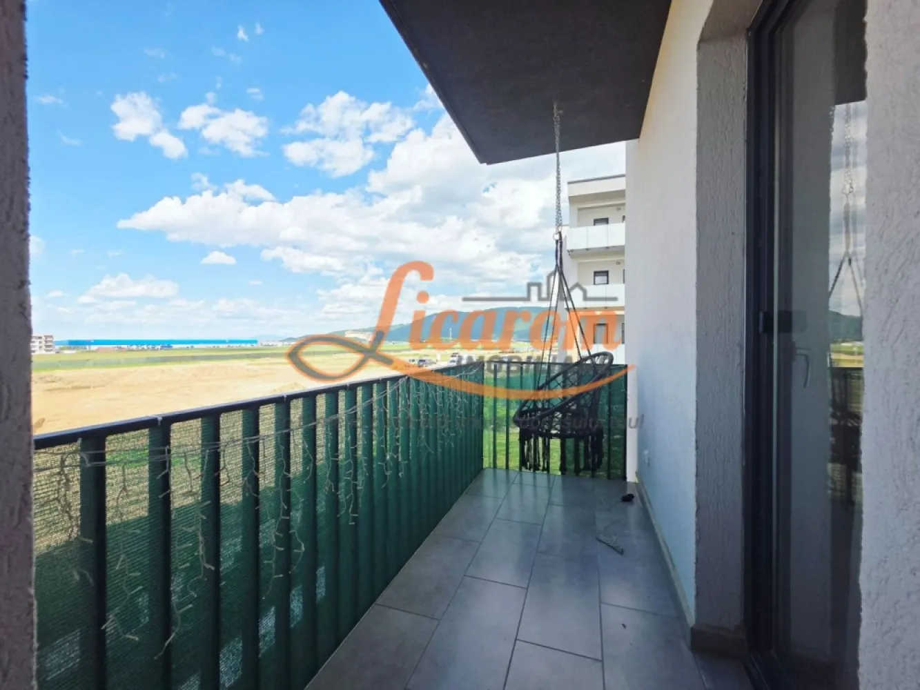 Apartament 2 camere, mobilat, lift, parcare, animale,Cristian BV - Licarom Imobiliare propune spre inchiriere, un apartament cu 2 camere ,compact, mobilat și funcțional, zona dintre Cristian-Ghimbav — una dintre cele mai liniștite și curate zone din județul Brașov. cu acces rapid spre BV. 

Blocul este dotat cu lift. ,apartamentul se află la etajul 1 dintr-un bloc P+2, finalizat în 2023. in COMPLEXUL RESIDENTIAL LEABAY CONSTRUCT.

Apartamentul dispune de o zonă de zi cu living și loc de luat masa, o cameră separată de 12 mp utili, baie și balcon. Bucătăria este complet echipată, inclusiv mașină de spălat vase. Apartamentul beneficiază de încălzire centrală proprie (incalzire prin pardoseala) — control direct asupra consumului și costurilor. 

Gata de ocupare imediat.

Ideal pentru profesioniști sau cupluri care caută confort imediat, fără bătăi de cap. 
Detine loc de parcare.

SE ACEEPTA ANIMALE DE COMPANIE.

Pret 495 euro/luna.

Pentru mai multe informatii si vizionari,nu ezitati sa ne contactati la telefon 0723985424 Consultant imobiliar Liliana.