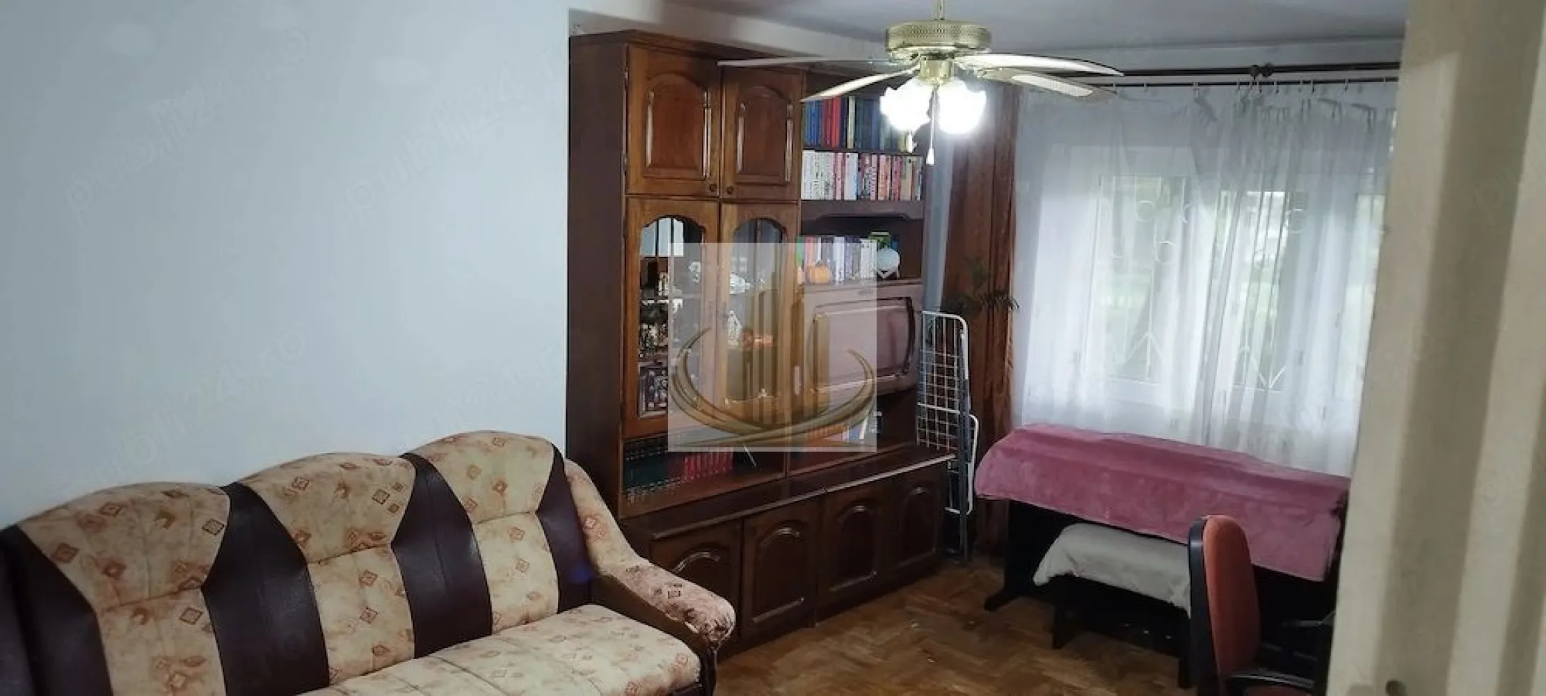 Apartament 3 camere parter Lipovei 90000Euro - Se oferă spre vânzare un apartament cu 3 camere, decomandat, situat la parter, într-o zonă liniștită din cartierul Lipovei, pe partea din spate a blocului, ferită de trafic și zgomot.

Caracteristici:

✔️ Suprafață utilă: 54 mp
✔️ Compartimentare decomandată
✔️ Situat la parter
✔️ Grădină amenajată pe toată lungimea apartamentului
✔️ Zonă verde, liniștită și intimă
✔️ Ideal pentru familii, persoane în vârstă sau ca investiție

Apartamentul oferă un ambient plăcut și confortabil, cu acces rapid către toate facilitățile zonei. Se află la doar 5 minute de mers pe jos de centrul comercial Bega Lipovei, precum și în apropierea magazinelor, școlilor, grădinițelor, mijloacelor de transport în comun și altor puncte de interes.

💰 Preț: 90.000 € – negociabil

ID intern CP3217637