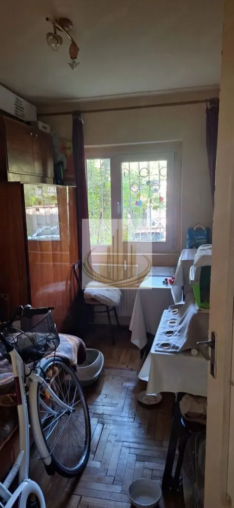 Apartament 3 camere parter Lipovei 90000Euro - Se oferă spre vânzare un apartament cu 3 camere, decomandat, situat la parter, într-o zonă liniștită din cartierul Lipovei, pe partea din spate a blocului, ferită de trafic și zgomot.

Caracteristici:

✔️ Suprafață utilă: 54 mp
✔️ Compartimentare decomandată
✔️ Situat la parter
✔️ Grădină amenajată pe toată lungimea apartamentului
✔️ Zonă verde, liniștită și intimă
✔️ Ideal pentru familii, persoane în vârstă sau ca investiție

Apartamentul oferă un ambient plăcut și confortabil, cu acces rapid către toate facilitățile zonei. Se află la doar 5 minute de mers pe jos de centrul comercial Bega Lipovei, precum și în apropierea magazinelor, școlilor, grădinițelor, mijloacelor de transport în comun și altor puncte de interes.

💰 Preț: 90.000 € – negociabil

ID intern CP3217637