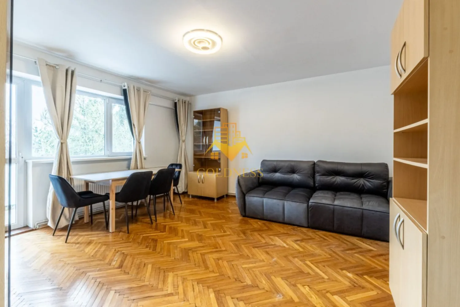 3 camere, decomandate, 2 bai, parcare ,Calea Manastur, Platinia, USAMV - GOLDNESS Imobiliare vă propune spre închiriere un apartament cu 3 camere decomandate complet mobilate și utilat, la etajul 4 într-un imobil de 4 etaje, în Cartierul Manastur pe Strada Firizia. Dispune de loc de parcare inclusa in pret! Se află în apropierea stațiilor de transport în comun, magazine, restaurante, spații verzi, farmacii, etc. Apartamentul este compartimentat astfel: - dormitor cu pat matrimonial, dulap pentru haine, birou - dormitor cu canapea extensibila, spatiu pentru depozitare si iesire pe balcon - dormitor cu canapea extensibila, spatiu pentru depozitare, birou si iesire pe balcon - living cu bucatarie open space complet utilată și mobilată, canapea extensibilă, loc de servit masa - baie cu cabina de dus, calorifer port prosop și dulap pentru depozitare. - baie de serviciu - terasa de 10 mp. - balcon de 7 mp Imobilul este dotat cu toate cele necesare- centrală proprie, frigider, aragaz, hotă, mașină de spălat haine, etc. Dacă sunteți interesați de acest apartament și doriți să îl vizionați, dar și pentru alte oferte nu ezitați să ne contactați telefonic sau prin e-mail. Vă stăm la dispoziție! Pentru intermediere se percepe un comision de 50% din prețul chiriei!