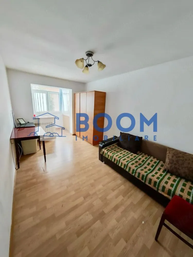 Garsoniera | Etaj 1 | Ostroveni | Tic Tac | Mebilata si Utilata - BOOM Imobiliare vă propune spre vânzare o garsonieră situată în cartierul Ostroveni, zona Tic-Tac.

Locuința are o suprafață de 29 mp, este amplasată la etajul 1 și reprezintă o alegere excelentă atât pentru locuit, cât și pentru investiție.

Garsoniera este amplasată într-o zonă liniștită, ferită de traficul intens și zgomotul bulevardelor principale, beneficiind în același timp de acces facil către școli, licee, magazine, mijloace de transport și alte puncte de interes.

Imobilul a fost renovat și se află într-o stare foarte bună de întreținere. Dispune de încălzire cu gigacalorimetru, instalație realizată pe țevi de cupru, iar costurile de întreținere sunt reduse.

Un avantaj important îl reprezintă mutarea bucătăriei pe balcon, ceea ce a permis amenajarea unei camere suplimentare, ideală pentru dressing, birou sau cameră pentru copil, oferind un plus de funcționalitate și confort.

Avantaje:

Etaj 1;
Suprafață: 29 mp;
Zonă liniștită și bine cotată;
Renovată și bine întreținută;
Costuri reduse de întreținere;
Compartimentare practică, cu spațiu suplimentar.

Pentru mai multe informații sau pentru programarea unei vizionări, echipa BOOM Imobiliare vă stă la dispoziție! CP3217691
