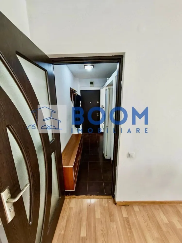 Garsoniera | Etaj 1 | Ostroveni | Tic Tac | Mebilata si Utilata - BOOM Imobiliare vă propune spre vânzare o garsonieră situată în cartierul Ostroveni, zona Tic-Tac.

Locuința are o suprafață de 29 mp, este amplasată la etajul 1 și reprezintă o alegere excelentă atât pentru locuit, cât și pentru investiție.

Garsoniera este amplasată într-o zonă liniștită, ferită de traficul intens și zgomotul bulevardelor principale, beneficiind în același timp de acces facil către școli, licee, magazine, mijloace de transport și alte puncte de interes.

Imobilul a fost renovat și se află într-o stare foarte bună de întreținere. Dispune de încălzire cu gigacalorimetru, instalație realizată pe țevi de cupru, iar costurile de întreținere sunt reduse.

Un avantaj important îl reprezintă mutarea bucătăriei pe balcon, ceea ce a permis amenajarea unei camere suplimentare, ideală pentru dressing, birou sau cameră pentru copil, oferind un plus de funcționalitate și confort.

Avantaje:

Etaj 1;
Suprafață: 29 mp;
Zonă liniștită și bine cotată;
Renovată și bine întreținută;
Costuri reduse de întreținere;
Compartimentare practică, cu spațiu suplimentar.

Pentru mai multe informații sau pentru programarea unei vizionări, echipa BOOM Imobiliare vă stă la dispoziție! CP3217691
