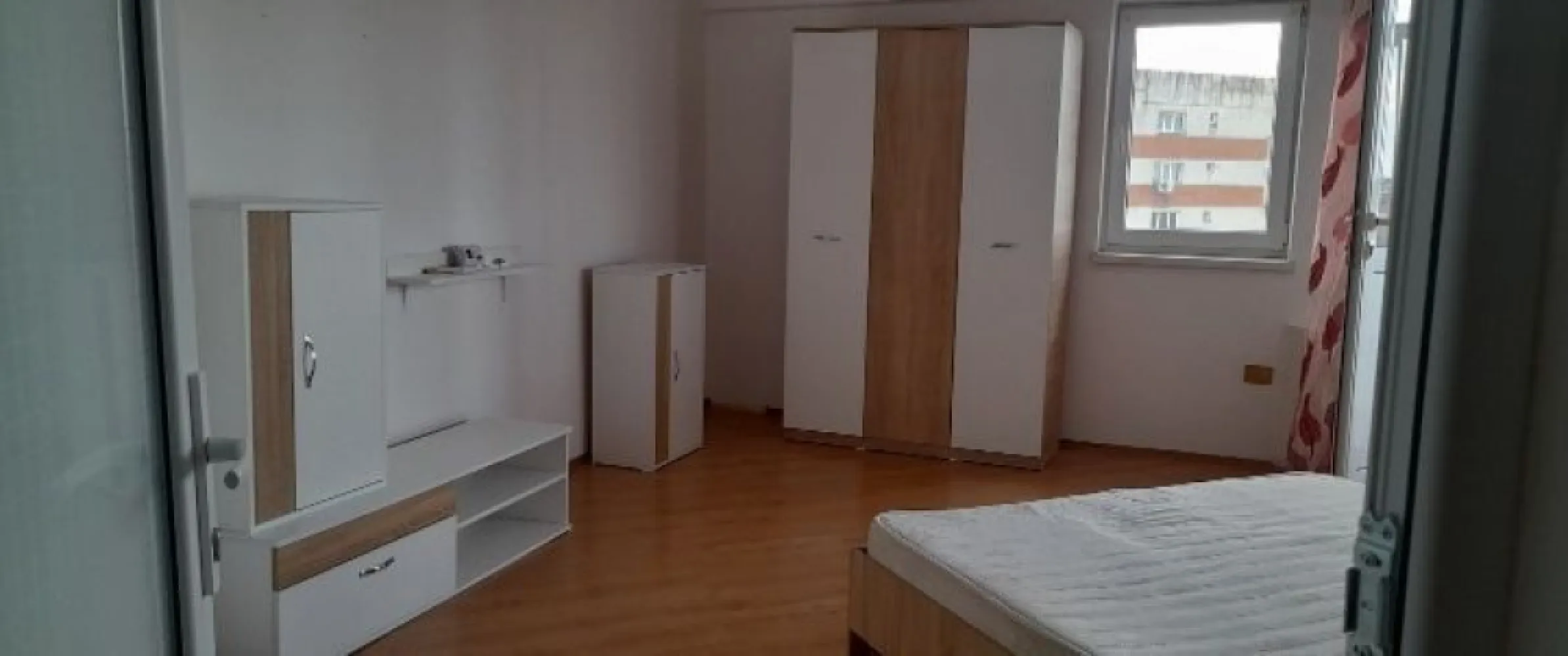 De vanzare apartament cu o cameră str. Brăilei, et. 7, 58.000 euro - Agentia Mag Invest oferă spre vânzare un apartament cu o suprafață de 42 mp utili, respectiv 45 mp cu balcon inclus, situat într-un bloc de pe strada Brailei, etaj 7/7.
Apartamentul beneficiază de următoarele îmbunătățiri:
- izolație exterioară;
- tâmplărie PVC cu geam termopan;
- uși interioare PVC;
- gresie și faianță;
- parchet;
- ușă metalică la intrare;
- centrală termică proprie;
- conductă de gaz separată.
Locuința este proaspăt zugrăvită, curată și disponibilă imediat. Actele sunt la zi, iar apartamentul este liber de sarcini.
Prețul de listare este pentru apartamentul nemobilat, acesta putând fi eliberat la cererea cumpărătorului. Dacă se dorește preluarea apartamentului exact cum apare în fotografii, mobilierul se negociază separat.
Preț: 58.000 €, ușor negociabil.
Comision de tranzactionare 1,5%.
Pentru mai multe informații, vă rog să mă contactați telefonic 0741.030.291 Marilena.