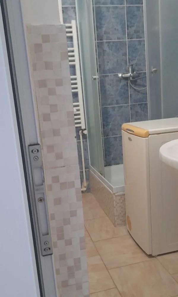 De vanzare apartament cu o cameră str. Brăilei, et. 7, 58.000 euro - Agentia Mag Invest oferă spre vânzare un apartament cu o suprafață de 42 mp utili, respectiv 45 mp cu balcon inclus, situat într-un bloc de pe strada Brailei, etaj 7/7.
Apartamentul beneficiază de următoarele îmbunătățiri:
- izolație exterioară;
- tâmplărie PVC cu geam termopan;
- uși interioare PVC;
- gresie și faianță;
- parchet;
- ușă metalică la intrare;
- centrală termică proprie;
- conductă de gaz separată.
Locuința este proaspăt zugrăvită, curată și disponibilă imediat. Actele sunt la zi, iar apartamentul este liber de sarcini.
Prețul de listare este pentru apartamentul nemobilat, acesta putând fi eliberat la cererea cumpărătorului. Dacă se dorește preluarea apartamentului exact cum apare în fotografii, mobilierul se negociază separat.
Preț: 58.000 €, ușor negociabil.
Comision de tranzactionare 1,5%.
Pentru mai multe informații, vă rog să mă contactați telefonic 0741.030.291 Marilena.