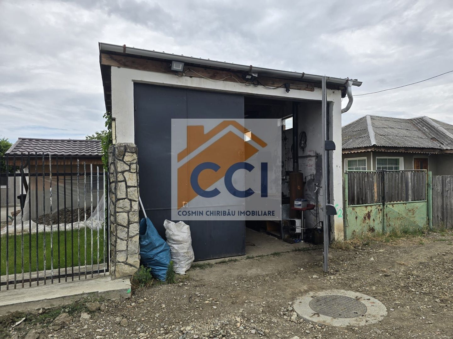 GARAJ DE VÂNZARE ÎN MĂRGINENI