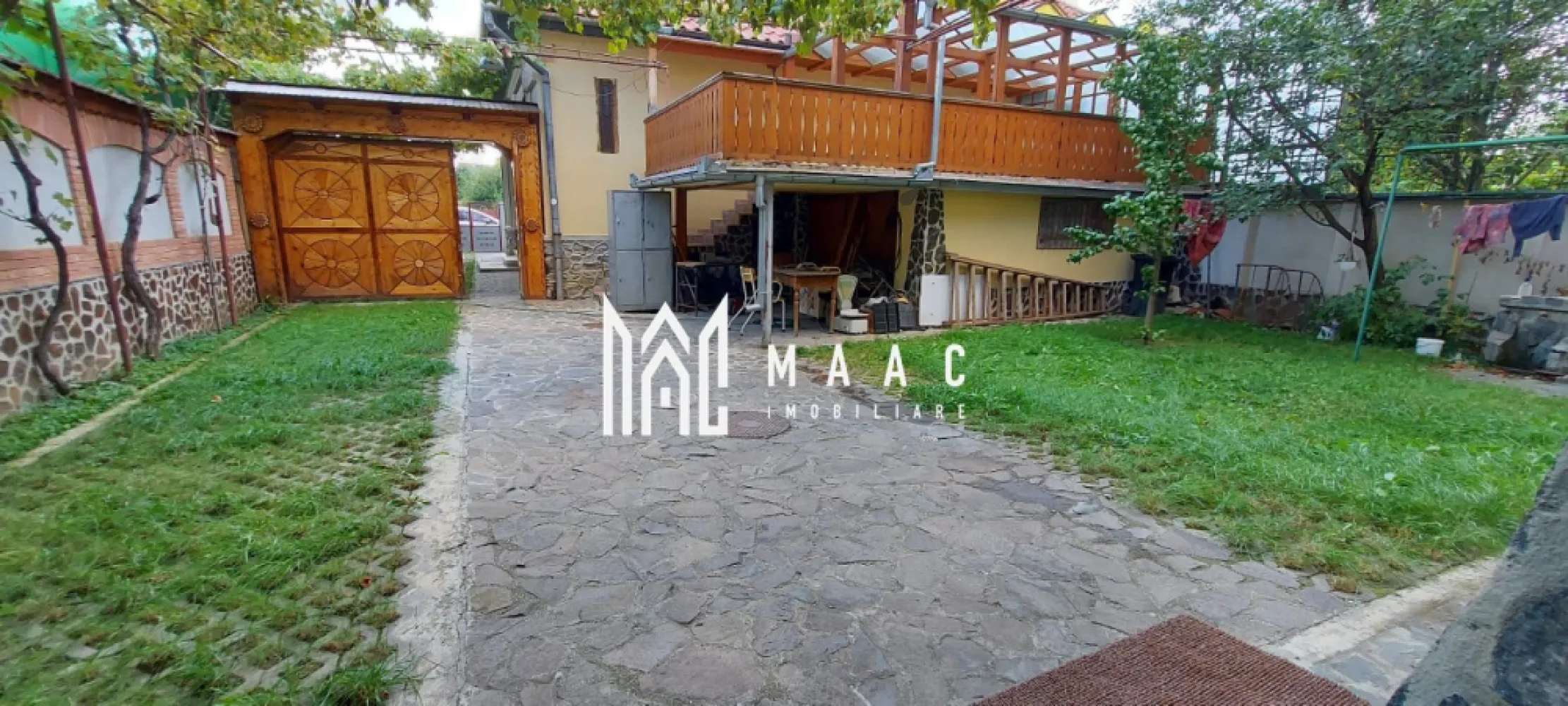 Casă 230 mp I Aproape de Parcul Sub Arini I Sibiu - Casă în zona Sub Arini – una dintre puținele oportunități reale din cea mai dorită zonă din Sibiu MAAC Imobiliare vă propune o proprietate care apare rar pe piață: o casă spațioasă, bine compartimentată, situată la doar 300 m de Parcul Sub Arini – probabil cea mai apreciată zonă rezidențială din oraș. Dacă vă doriți liniște, aer curat, vecinătăți bune și acces rapid către tot ce contează, aceasta este una dintre acele proprietăți pe care merită să le vedeți imediat. De ce această casă este diferită: Locație premium, unde oferta este limitată și cererea constant ridicată Proprietate mare, greu de găsit în această zonă Compartimentare ideală pentru familie sau venit pasiv Potențial real de creștere a valorii în timp Spațiul care face diferența: Suprafață utilă de aproximativ 230 mp, distribuită inteligent pe Parter + Etaj + Mansardă, pe un teren de 203 mp. Parter (82 mp): Zonă de zi generoasă, bucătărie separată, cameră, baie, spații auxiliare și un salon de 25 mp + garaj sau spațiu pentru socializare Etaj (58 mp): 3 dormitoare, living de 26 mp, 2 băi și balcoane – perfect pentru viața de familie Mansardă (65 mp): Spațiu versatil: dormitor/birou, baie și o cameră hobby de 34 mp – ideală pentru relaxare, lucru de acasă sau zonă pentru copii Ce simți aici: Intimitate, liniște și acel tip de confort pe care doar zonele mature, cu verdeață și case, îl pot oferi. Nu este un cartier aglomerat, ci o zonă în care proprietățile se transmit și se păstrează. Pentru cine este potrivită: Familie care își dorește stabilitate și spațiu Cumpărător care înțelege valoarea zonei Sub Arini Investitor care caută o proprietate sigură, cu randament (închiriere sau regim hotelier) Proprietățile din această zonă nu stau mult pe piață, mai ales cele cu suprafață mare și compartimentare versatilă.