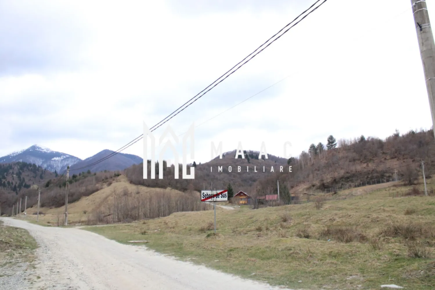 Un colt de rai la pretul unei garsoniere - MAAC Imobiliare va propune spre vanzare - Un Pământ al Visurilor: O Fereastră către Eternitate în Inima Transilvaniei Parcelele sunt dupa cum urmeaza: - 1 parcela 2000 metri pătrați cu toate facilitatile pe proprietate; Prețul este aproximativ. Toate parcelele se vor negocia separat cu proprietarul în momentul vizionării. În inima Transilvaniei, unde dealurile se întind ca o mână verde către zare, se află un teren care nu este doar un lot, ci o fereastră către eternitate. Este amplasatla iesirea din sat spre poteca care urca lin spre Varful Suru, Un Loc de Echilibru Perfect Aici, utilitățile moderne sunt la un pas, iar dezvoltarea înflorește în jur, dar priveliștea rămâne o poveste veche, scrisă de munți și văzduh. Terenul, perfect plan și generos, se întinde pe o lățime de 20 de metri la drum, ca o poartă larg deschisă, și se pierde în adâncime pe 200 de metri, oferind spațiu pentru vise la scară mare. Accesul la DN1 este instantaneu, legând liniștea pastorală a locului de pulsația vibrantă a țării. Comoara Priveliștii Dar adevărata comoară stă sus. De pe acest loc, ochiul cuprinde o panoramă care taie răsuflarea. În depărtare, mândri și nepăsători, Munții Făgărașului își înșiră crestele ascuțite împotriva cerului. Vârful Suru pare atât de aproape, încât ai impresia că poți să întinzi mâna și să atingi zăpada veșnică de pe culmile lui. În zori, soarele îmbrățișează peisajul în nuanțe de aur și roz, iar în amurg, silueta masivă a munților se decupează în negru profund pe fundalul unei sfârșituri de zi în flăcări. Mai Mult Decât un Teren Acest teren nu este doar un loc pentru a construi o casă; este un piedestal pentru a construi o viață. Este un loc unde te poți trezi cu răsăritul în fereastră și unde liniștea de la poalele munților îți șoptește povești de vitejie și frumusețe pură. Este o promisiune: de a te bucura de confortul și conexiunea civilizației, având rețeaua rutieră principală la picior, în timp ce păstrezi, mereu sub ochi, măreția nestemată și liniștea atotcuprinzătoare a Făgărașilor. MAAC Imobiliare – Construim mai mult decât case, construim legături cu eternitatea. Pentru a transforma această viziune în realitatea dumneavoastră, vă rugăm să ne contactați telefonic, menționând că ați văzut anunțul cu ID:CP3007818