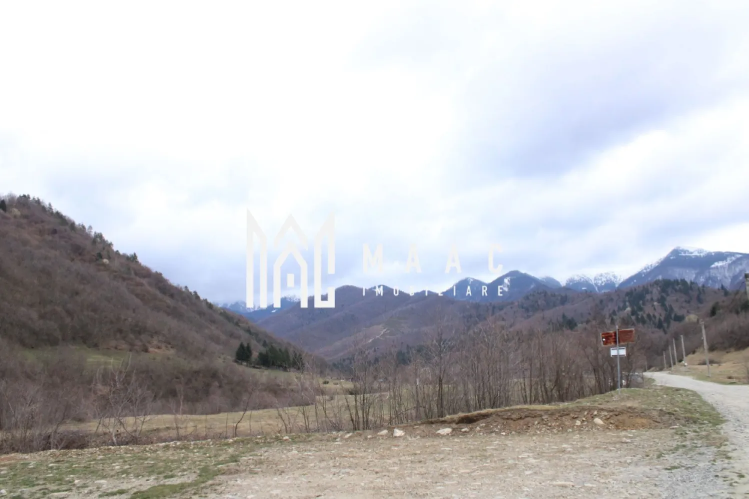 Un colt de rai la pretul unei garsoniere - MAAC Imobiliare va propune spre vanzare - Un Pământ al Visurilor: O Fereastră către Eternitate în Inima Transilvaniei Parcelele sunt dupa cum urmeaza: - 1 parcela 2000 metri pătrați cu toate facilitatile pe proprietate; Prețul este aproximativ. Toate parcelele se vor negocia separat cu proprietarul în momentul vizionării. În inima Transilvaniei, unde dealurile se întind ca o mână verde către zare, se află un teren care nu este doar un lot, ci o fereastră către eternitate. Este amplasatla iesirea din sat spre poteca care urca lin spre Varful Suru, Un Loc de Echilibru Perfect Aici, utilitățile moderne sunt la un pas, iar dezvoltarea înflorește în jur, dar priveliștea rămâne o poveste veche, scrisă de munți și văzduh. Terenul, perfect plan și generos, se întinde pe o lățime de 20 de metri la drum, ca o poartă larg deschisă, și se pierde în adâncime pe 200 de metri, oferind spațiu pentru vise la scară mare. Accesul la DN1 este instantaneu, legând liniștea pastorală a locului de pulsația vibrantă a țării. Comoara Priveliștii Dar adevărata comoară stă sus. De pe acest loc, ochiul cuprinde o panoramă care taie răsuflarea. În depărtare, mândri și nepăsători, Munții Făgărașului își înșiră crestele ascuțite împotriva cerului. Vârful Suru pare atât de aproape, încât ai impresia că poți să întinzi mâna și să atingi zăpada veșnică de pe culmile lui. În zori, soarele îmbrățișează peisajul în nuanțe de aur și roz, iar în amurg, silueta masivă a munților se decupează în negru profund pe fundalul unei sfârșituri de zi în flăcări. Mai Mult Decât un Teren Acest teren nu este doar un loc pentru a construi o casă; este un piedestal pentru a construi o viață. Este un loc unde te poți trezi cu răsăritul în fereastră și unde liniștea de la poalele munților îți șoptește povești de vitejie și frumusețe pură. Este o promisiune: de a te bucura de confortul și conexiunea civilizației, având rețeaua rutieră principală la picior, în timp ce păstrezi, mereu sub ochi, măreția nestemată și liniștea atotcuprinzătoare a Făgărașilor. MAAC Imobiliare – Construim mai mult decât case, construim legături cu eternitatea. Pentru a transforma această viziune în realitatea dumneavoastră, vă rugăm să ne contactați telefonic, menționând că ați văzut anunțul cu ID:CP3007818 }}