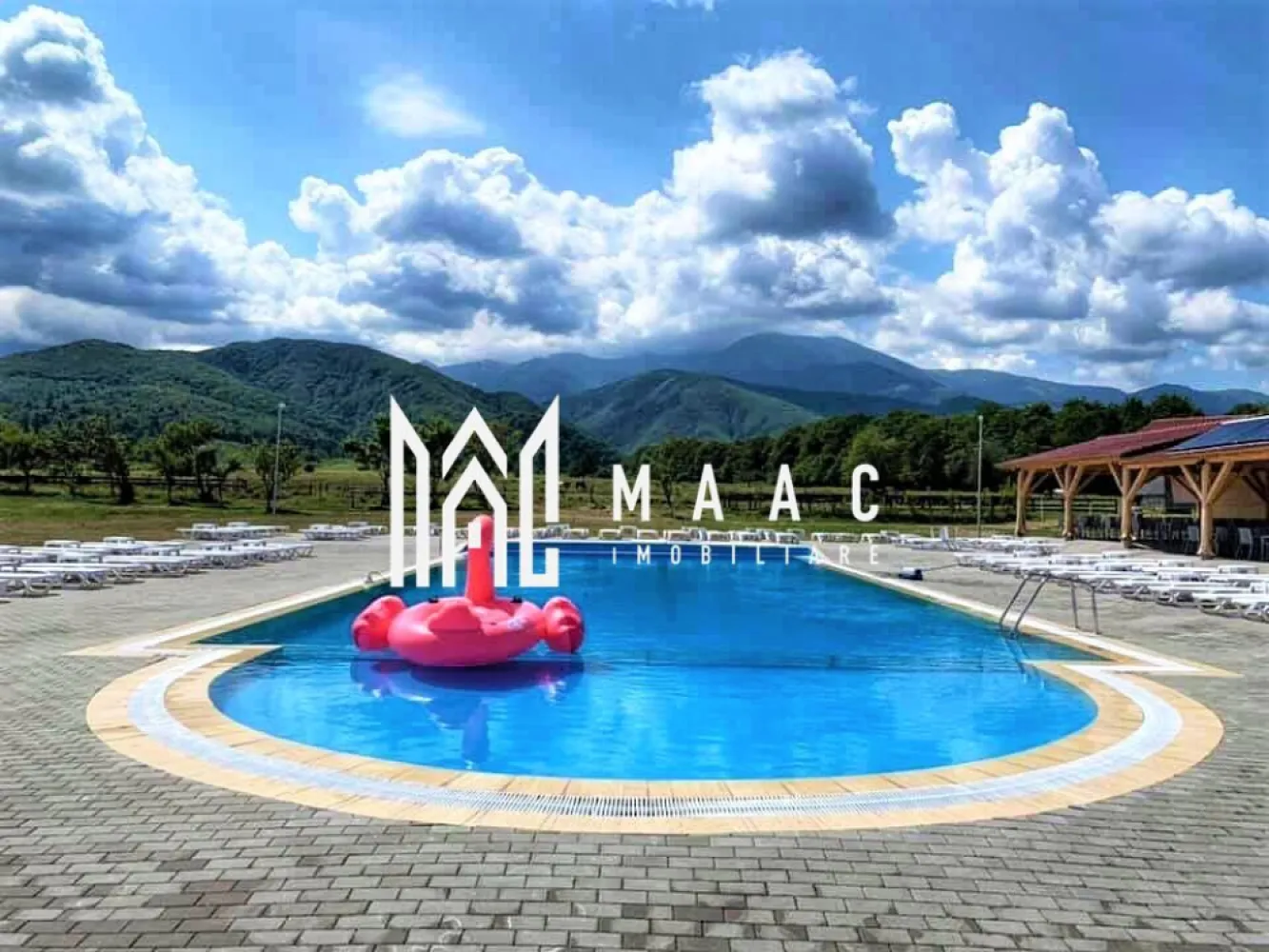 Pensiune | Complex Turistic | Zona Avrigului - MAAC Imobiliare vă propune spre vânzare un complex turistic de anvergură, o afacere la cheie ce oferă toate premisele pentru dezvoltarea unei activități profitabile în domeniul ospitalității, într-un cadru natural deosebit, cu peisaj uimitor către vârfurile Suru și Negoiu. Proprietatea integrează mai multe domenii de activitate active, fiind structurată pentru a susține atât turismul de agrement, cât și organizarea de evenimente. Complexul turistic include multiple facilități și zone funcționale: Spații de cazare: -11 camere cu băi proprii -5 camere duble cu pat matrimonial și băi proprii -5 căbănuțe din lemn, fiecare cu o cameră dublă, o baie și o terasă acoperită, fiecare având 31 MPU -1 apartament în proces de construcție -salină la parterul construcției cu apartamentul Restaurant și terasă acoperită: -restaurantul funcționează momentan doar pentru clienții cazați -terasă acoperită cu o capacitate de 100 locuri Piscină: -capacitate de 200 persoane -șezlonguri amplasate în jurul piscinei, orientate către priveliștea munților -terasă cu o capacitate de 300 persoane -bar cu servire la piscină pentru băuturi și mâncare fast-food -2 dușuri -2 grupuri sanitare -construcția bazinului realizată în anul 2019, cu o capacitate de 350 mc apă Sală de evenimente: -capacitate de 400 persoane -grup sanitar -bucătărie complet mobilată și utilată -construcție din lemn (busteni), finalizată în anul 2017 Centru ecvestru: -întins pe 42 de hectare, deținute în chirie -grajd de cai cu 60 de locuri Parc rulote: -suprafață de 1 hectar -18 locuri individuale cu posibilitate de racordare individuală la energie electrică și apă -camping cu zonă de grătar și terasă în aer liber -dotat cu grupuri sanitare și dușuri Acest complex turistic reprezintă o oportunitate rară pe piață, reunind facilități complete pentru cazare, alimentație publică, agrement, evenimente și activități ecvestre, într-un cadru natural spectaculos. Pentru mai multe detalii, vă rugăm să menționați ID: CP3007220.