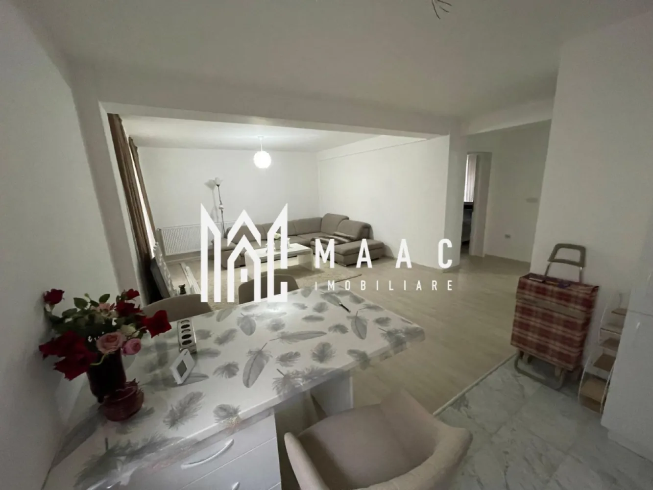 Apartament 3 camere | Parter | Parcare | Sebes - MAAC Imobiliare vă propune spre vânzare un apartament modern și spațios, situat la parter intr-o zonă liniștită și bine poziționată din Sebeș, pe strada Mihail Kogălniceanu nr. 52B. Detalii apartament: Suprafață utilă: 66 mp Compartimentare: 3 camere – living cu bucătărie open space, 2 dormitoare și o baie Parter – ideal pentru familii, persoane în vârstă sau investiție Avans minim:50% Complet mobilat și utilat Bucătărie open space integrată cu livingul – spațiu luminos și primitor Finisaje de calitate, design modern Apartament curat, bine întreținut, gata de mutat imediat Avantaje și locație: Zonă liniștită, cu acces facil către centrul orașului În apropiere: magazine, școli, grădinițe, mijloace de transport Ideal atât pentru locuință personală, cât și pentru investiție Pentru mai multe detalii specificati telefonic ID: CP2812439 }}