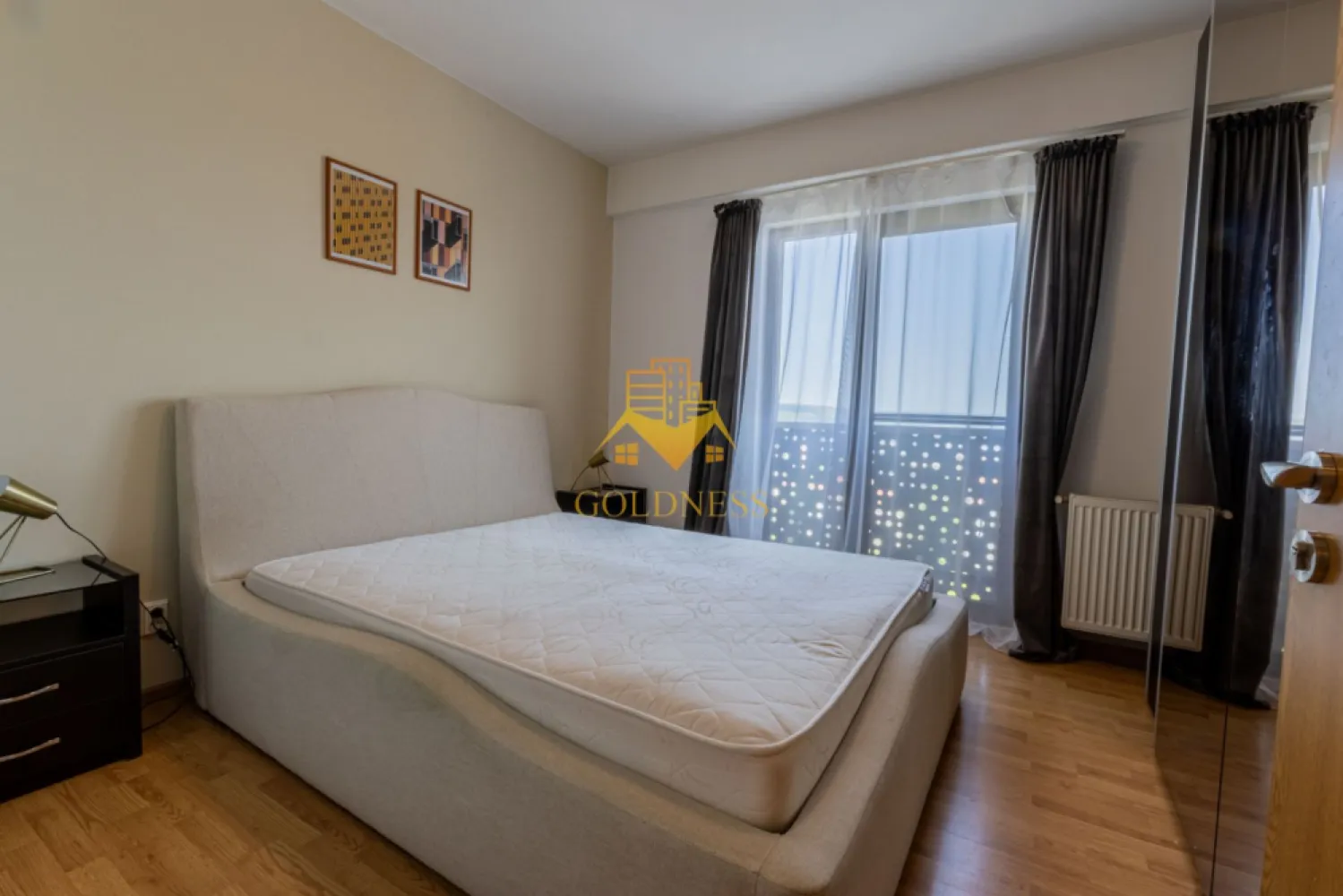 2 camere, modern, bloc nou, garaj, Europa Zona Calea Turzii, Toyota - GOLDNESS Imobiliare vă propune spre închiriere un apartament cu 2 camere complet mobilat și utilat, la etajul 4 într-un imobil de 8 etaje, în Cartierul Europa. Se poate inchiria parcare subterana contra cost cu 50 euro! Se află în apropierea stațiilor de transport în comun, magazine, restaurante, spații verzi, farmacii, etc. Apartamentul este compartimentat astfel: - dormitor cu pat matrimonial, dressing, noptiere - living cu canapea extensibila, spatiu pentru depozitare, masuta pentru cafea, TV - bucatarie complet mobilata, utilata, loc de luat masa - baie cu cada, calorifer port prosop și dulap pentru depozitare. - terasa de 10 mp. Imobilul este dotat cu toate cele necesare- centrală proprie, frigider, aragaz, hotă, mașină de spălat haine, etc. Dacă sunteți interesați de acest apartament și doriți să îl vizionați, dar și pentru alte oferte nu ezitați să ne contactați telefonic sau prin e-mail. Vă stăm la dispoziție! Pentru intermediere se percepe un comision de 50% din prețul chiriei! }}