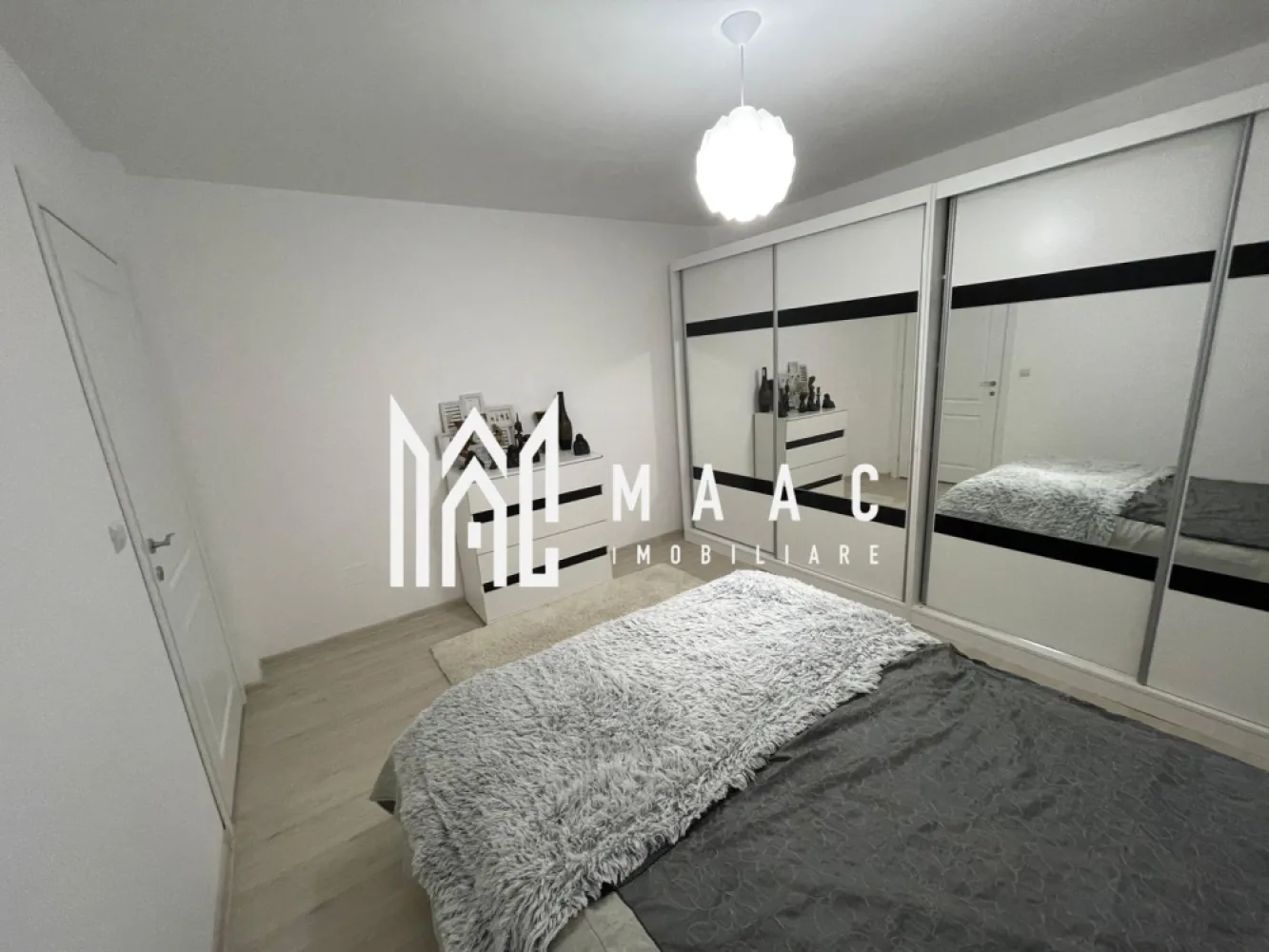 Apartament 3 camere | Parter | Parcare | Sebes - MAAC Imobiliare vă propune spre vânzare un apartament modern și spațios, situat la parter intr-o zonă liniștită și bine poziționată din Sebeș, pe strada Mihail Kogălniceanu nr. 52B. Detalii apartament: Suprafață utilă: 66 mp Compartimentare: 3 camere – living cu bucătărie open space, 2 dormitoare și o baie Parter – ideal pentru familii, persoane în vârstă sau investiție Avans minim:50% Complet mobilat și utilat Bucătărie open space integrată cu livingul – spațiu luminos și primitor Finisaje de calitate, design modern Apartament curat, bine întreținut, gata de mutat imediat Avantaje și locație: Zonă liniștită, cu acces facil către centrul orașului În apropiere: magazine, școli, grădinițe, mijloace de transport Ideal atât pentru locuință personală, cât și pentru investiție Pentru mai multe detalii specificati telefonic ID: CP2812439 }}