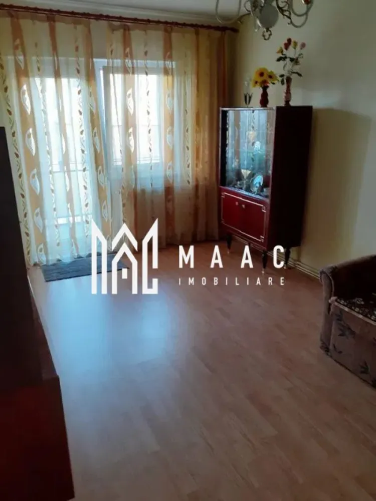 Apartament 3 camere | Balcon | Pivnita | Vasile Aaron - MAAC Imobiliare va prezinta un apartament cu 3 camere în zona Vasile Aaron. Suprafață și compartimentare: Apartament decomandat, cu o suprafață utilă de 60 mp Două dormitoare, living, bucătărie separată și cămară pentru depozitare, baie cu cadă și geam de aerisire. Dotări și beneficii: Centrală termică proprie și calorifere Geamuri termopan Pivniță de 5 mp. Localizare și facilități: Situat la etajul 4 din 4, într-un bloc liniștit Acces rapid la magazine, supermarketuri, școli și grădinițe Aproape de stații de autobuz. Pentru mai multe detalii precizati telefonic ca ati vazut anuntul cu ID : CP2460988 }}