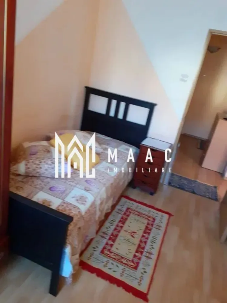 Apartament 3 camere | Balcon | Pivnita | Vasile Aaron - MAAC Imobiliare va prezinta un apartament cu 3 camere în zona Vasile Aaron. Suprafață și compartimentare: Apartament decomandat, cu o suprafață utilă de 60 mp Două dormitoare, living, bucătărie separată și cămară pentru depozitare, baie cu cadă și geam de aerisire. Dotări și beneficii: Centrală termică proprie și calorifere Geamuri termopan Pivniță de 5 mp. Localizare și facilități: Situat la etajul 4 din 4, într-un bloc liniștit Acces rapid la magazine, supermarketuri, școli și grădinițe Aproape de stații de autobuz. Pentru mai multe detalii precizati telefonic ca ati vazut anuntul cu ID : CP2460988 }}