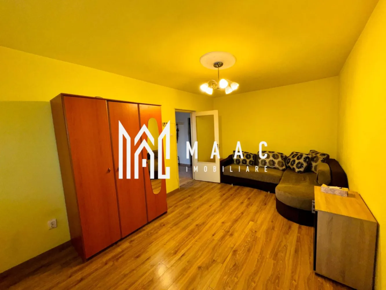 Apartament 2 Camere Decomandat I 46 MPU I Mihai Viteazu - MAAC Imobiliare va propune spre vanzare un apartament decomandat, situat pe Bulevardul Mihai Viteazu, una dintre cele mai căutate zone din Sibiu, cu acces facil către toate punctele de interes din oraș. Suprafață utilă: 46 mp Etaj: 10 (cu vedere panoramică spre bulevard) Compartimentare: sufragerie luminoasă dormitor confortabil bucătărie separată baie hol cămară balcon mare, închis pivniță pentru depozitare Avantaje: compartimentare decomandată, ideală pentru confort și intimitate, etaj superior cu vedere deschisă spre bulevard, balcon generos perfect pentru relaxare sau spațiu suplimentar. zonă excelentă, aproape de magazine, școli, transport în comun acces rapid către centrul orașului Apartamentul este ideal atât pentru locuință personală, cât și pentru investiție, datorită poziționării foarte bune. Pentru mai multe detalii și programarea unei vizionări, vă invităm să contactați Maac Imobiliare, specificând ID: CP3005376. }}
