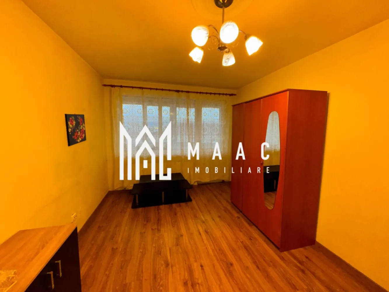 Apartament 2 Camere Decomandat I 46 MPU I Mihai Viteazu - MAAC Imobiliare va propune spre vanzare un apartament decomandat, situat pe Bulevardul Mihai Viteazu, una dintre cele mai căutate zone din Sibiu, cu acces facil către toate punctele de interes din oraș. Suprafață utilă: 46 mp Etaj: 10 (cu vedere panoramică spre bulevard) Compartimentare: sufragerie luminoasă dormitor confortabil bucătărie separată baie hol cămară balcon mare, închis pivniță pentru depozitare Avantaje: compartimentare decomandată, ideală pentru confort și intimitate, etaj superior cu vedere deschisă spre bulevard, balcon generos perfect pentru relaxare sau spațiu suplimentar. zonă excelentă, aproape de magazine, școli, transport în comun acces rapid către centrul orașului Apartamentul este ideal atât pentru locuință personală, cât și pentru investiție, datorită poziționării foarte bune. Pentru mai multe detalii și programarea unei vizionări, vă invităm să contactați Maac Imobiliare, specificând ID: CP3005376. }}