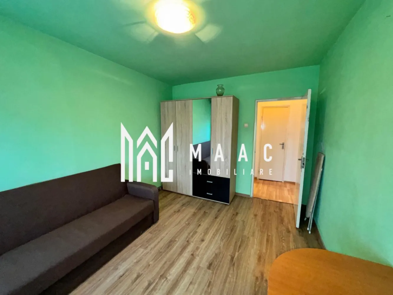 Apartament 2 Camere Decomandat I 46 MPU I Mihai Viteazu - MAAC Imobiliare va propune spre vanzare un apartament decomandat, situat pe Bulevardul Mihai Viteazu, una dintre cele mai căutate zone din Sibiu, cu acces facil către toate punctele de interes din oraș. Suprafață utilă: 46 mp Etaj: 10 (cu vedere panoramică spre bulevard) Compartimentare: sufragerie luminoasă dormitor confortabil bucătărie separată baie hol cămară balcon mare, închis pivniță pentru depozitare Avantaje: compartimentare decomandată, ideală pentru confort și intimitate, etaj superior cu vedere deschisă spre bulevard, balcon generos perfect pentru relaxare sau spațiu suplimentar. zonă excelentă, aproape de magazine, școli, transport în comun acces rapid către centrul orașului Apartamentul este ideal atât pentru locuință personală, cât și pentru investiție, datorită poziționării foarte bune. Pentru mai multe detalii și programarea unei vizionări, vă invităm să contactați Maac Imobiliare, specificând ID: CP3005376. }}