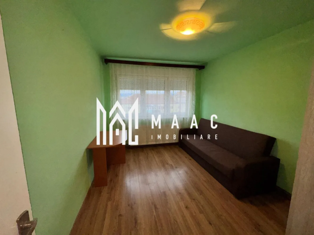 Apartament 2 Camere Decomandat I 46 MPU I Mihai Viteazu - MAAC Imobiliare va propune spre vanzare un apartament decomandat, situat pe Bulevardul Mihai Viteazu, una dintre cele mai căutate zone din Sibiu, cu acces facil către toate punctele de interes din oraș. Suprafață utilă: 46 mp Etaj: 10 (cu vedere panoramică spre bulevard) Compartimentare: sufragerie luminoasă dormitor confortabil bucătărie separată baie hol cămară balcon mare, închis pivniță pentru depozitare Avantaje: compartimentare decomandată, ideală pentru confort și intimitate, etaj superior cu vedere deschisă spre bulevard, balcon generos perfect pentru relaxare sau spațiu suplimentar. zonă excelentă, aproape de magazine, școli, transport în comun acces rapid către centrul orașului Apartamentul este ideal atât pentru locuință personală, cât și pentru investiție, datorită poziționării foarte bune. Pentru mai multe detalii și programarea unei vizionări, vă invităm să contactați Maac Imobiliare, specificând ID: CP3005376. }}