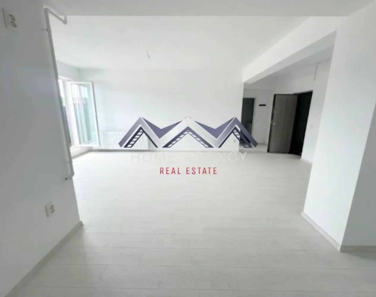 Apartament 2 camere spațios 66 mp + balcon | Preț excelent | Parcare - Descoperă un apartament cu 2 camere cu adevărat spațios (66 mp utili + balcon 3.36 mp), situat într-un ansamblu rezidențial nou — ideal pentru locuit sau investiție, la un preț foarte bun pentru această suprafață. Zona de zi este punctul forte: un living generos, aerisit, cu acces direct spre balcon, perfect pentru relaxare sau amenajare cu zonă de dining. Bucătăria este retrasă, oferind flexibilitate în funcție de stilul tău de viață. Compartimentarea este eficientă și bine gândită: - zonă de zi foarte spațioasă și dormitor, ambele cu acces spre balcon - spațiu de depozitare extrem de util - baie cu cadă - hol compact, fără pierdere de spațiu Apartamentul este orientat pe Sud, ceea ce îi oferă lumină naturală pe tot parcursul zilei. Ferestrele mari și accesul din ambele camere către balcon contribuie la o atmosferă luminoasă și plăcută. Situat la demisol înalt, într-un imobil nou, apartamentul beneficiază de o construcție modernă și bine izolată. În plus, poziționarea oferă un confort termic foarte bun (răcoros vara și eficient iarna). Avantaje cheie: - suprafață generoasă, peste media apartamentelor similare - compartimentare flexibilă (posibilitate închidere bucătărie + dining) - balcon accesibil din ambele camere - spații de depozitare bine integrate - ideal pentru locuință sau investiție - preț excelent pentru această suprafață Comision 0% – direct de la dezvoltator Dacă îți dorești un apartament mare, luminos și versatil, la un preț foarte bun, acesta este o alegere foarte bună. 📞 Contactează-mă pentru detalii și programarea unei vizionări! }}