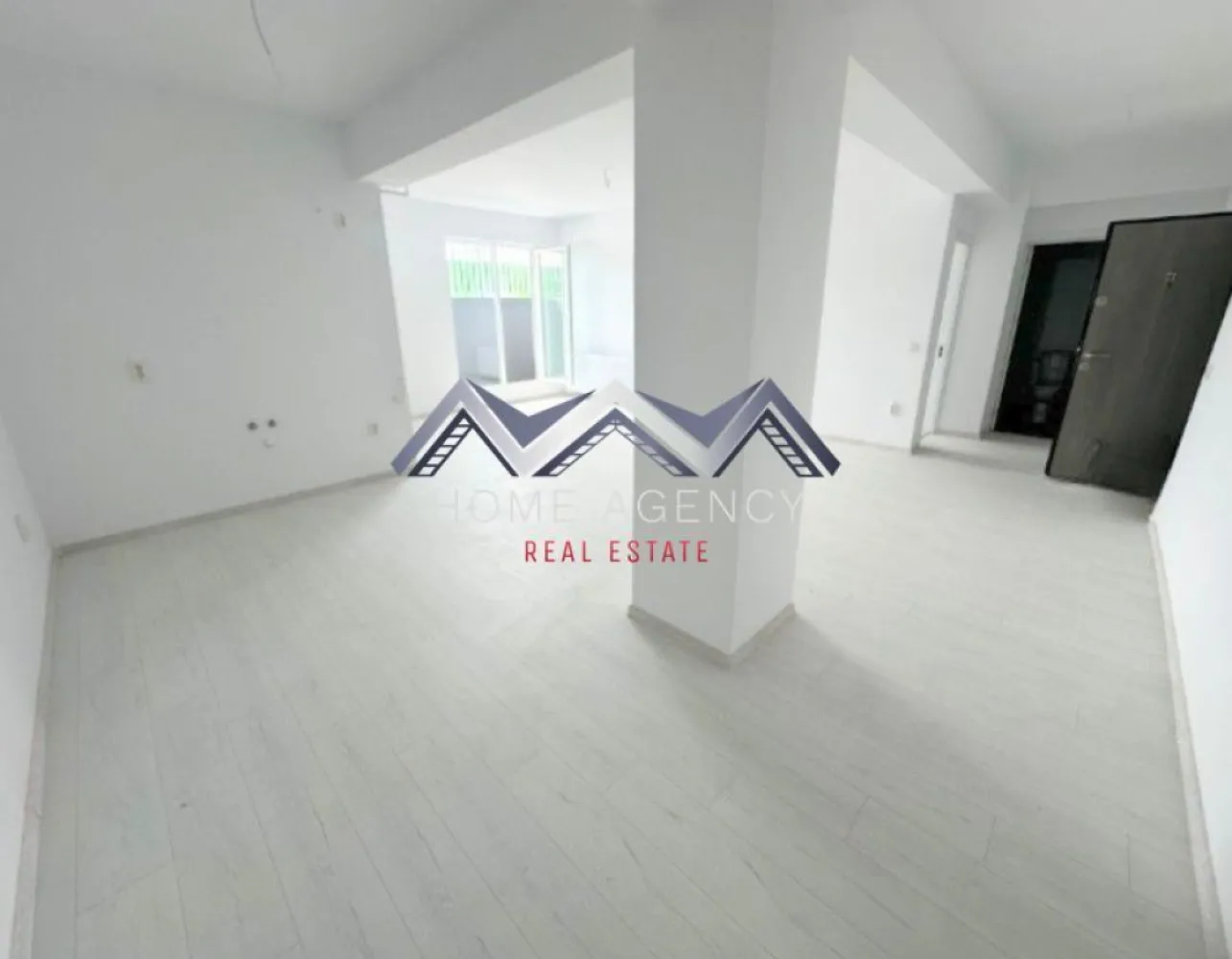 Apartament 2 camere spațios 66 mp + balcon | Preț excelent | Parcare - Descoperă un apartament cu 2 camere cu adevărat spațios (66 mp utili + balcon 3.36 mp), situat într-un ansamblu rezidențial nou — ideal pentru locuit sau investiție, la un preț foarte bun pentru această suprafață. Zona de zi este punctul forte: un living generos, aerisit, cu acces direct spre balcon, perfect pentru relaxare sau amenajare cu zonă de dining. Bucătăria este retrasă, oferind flexibilitate în funcție de stilul tău de viață. Compartimentarea este eficientă și bine gândită: - zonă de zi foarte spațioasă și dormitor, ambele cu acces spre balcon - spațiu de depozitare extrem de util - baie cu cadă - hol compact, fără pierdere de spațiu Apartamentul este orientat pe Sud, ceea ce îi oferă lumină naturală pe tot parcursul zilei. Ferestrele mari și accesul din ambele camere către balcon contribuie la o atmosferă luminoasă și plăcută. Situat la demisol înalt, într-un imobil nou, apartamentul beneficiază de o construcție modernă și bine izolată. În plus, poziționarea oferă un confort termic foarte bun (răcoros vara și eficient iarna). Avantaje cheie: - suprafață generoasă, peste media apartamentelor similare - compartimentare flexibilă (posibilitate închidere bucătărie + dining) - balcon accesibil din ambele camere - spații de depozitare bine integrate - ideal pentru locuință sau investiție - preț excelent pentru această suprafață Comision 0% – direct de la dezvoltator Dacă îți dorești un apartament mare, luminos și versatil, la un preț foarte bun, acesta este o alegere foarte bună. 📞 Contactează-mă pentru detalii și programarea unei vizionări! }}