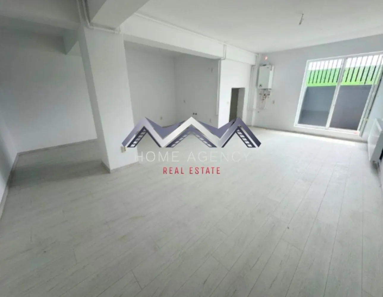 Apartament 2 camere spațios 66 mp + balcon | Preț excelent | Parcare - Descoperă un apartament cu 2 camere cu adevărat spațios (66 mp utili + balcon 3.36 mp), situat într-un ansamblu rezidențial nou — ideal pentru locuit sau investiție, la un preț foarte bun pentru această suprafață. Zona de zi este punctul forte: un living generos, aerisit, cu acces direct spre balcon, perfect pentru relaxare sau amenajare cu zonă de dining. Bucătăria este retrasă, oferind flexibilitate în funcție de stilul tău de viață. Compartimentarea este eficientă și bine gândită: - zonă de zi foarte spațioasă și dormitor, ambele cu acces spre balcon - spațiu de depozitare extrem de util - baie cu cadă - hol compact, fără pierdere de spațiu Apartamentul este orientat pe Sud, ceea ce îi oferă lumină naturală pe tot parcursul zilei. Ferestrele mari și accesul din ambele camere către balcon contribuie la o atmosferă luminoasă și plăcută. Situat la demisol înalt, într-un imobil nou, apartamentul beneficiază de o construcție modernă și bine izolată. În plus, poziționarea oferă un confort termic foarte bun (răcoros vara și eficient iarna). Avantaje cheie: - suprafață generoasă, peste media apartamentelor similare - compartimentare flexibilă (posibilitate închidere bucătărie + dining) - balcon accesibil din ambele camere - spații de depozitare bine integrate - ideal pentru locuință sau investiție - preț excelent pentru această suprafață Comision 0% – direct de la dezvoltator Dacă îți dorești un apartament mare, luminos și versatil, la un preț foarte bun, acesta este o alegere foarte bună. 📞 Contactează-mă pentru detalii și programarea unei vizionări! }}