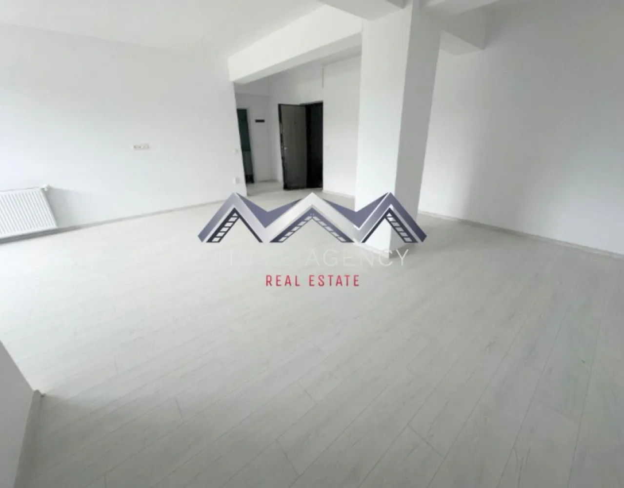Apartament 2 camere spațios 66 mp + balcon | Preț excelent | Parcare - Descoperă un apartament cu 2 camere cu adevărat spațios (66 mp utili + balcon 3.36 mp), situat într-un ansamblu rezidențial nou — ideal pentru locuit sau investiție, la un preț foarte bun pentru această suprafață. Zona de zi este punctul forte: un living generos, aerisit, cu acces direct spre balcon, perfect pentru relaxare sau amenajare cu zonă de dining. Bucătăria este retrasă, oferind flexibilitate în funcție de stilul tău de viață. Compartimentarea este eficientă și bine gândită: - zonă de zi foarte spațioasă și dormitor, ambele cu acces spre balcon - spațiu de depozitare extrem de util - baie cu cadă - hol compact, fără pierdere de spațiu Apartamentul este orientat pe Sud, ceea ce îi oferă lumină naturală pe tot parcursul zilei. Ferestrele mari și accesul din ambele camere către balcon contribuie la o atmosferă luminoasă și plăcută. Situat la demisol înalt, într-un imobil nou, apartamentul beneficiază de o construcție modernă și bine izolată. În plus, poziționarea oferă un confort termic foarte bun (răcoros vara și eficient iarna). Avantaje cheie: - suprafață generoasă, peste media apartamentelor similare - compartimentare flexibilă (posibilitate închidere bucătărie + dining) - balcon accesibil din ambele camere - spații de depozitare bine integrate - ideal pentru locuință sau investiție - preț excelent pentru această suprafață Comision 0% – direct de la dezvoltator Dacă îți dorești un apartament mare, luminos și versatil, la un preț foarte bun, acesta este o alegere foarte bună. 📞 Contactează-mă pentru detalii și programarea unei vizionări! }}