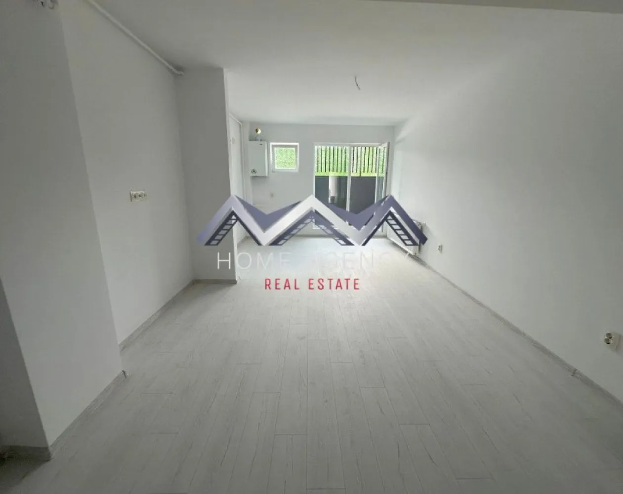 Apartament 2 camere Otopeni | preț final - Descoperă un apartament cu 2 camere foarte spațios, situat într-un ansamblu rezidențial nou din Otopeni — ideal pentru locuit sau investiție, cu acces rapid spre București, Aeroport Henri Coandă, Centură, precum și spre toate zonele de interes. Apartamentul este foarte luminos, iar compartimentarea este foarte funcțională: zonă de zi open-space foarte generoasă, hol compact dar eficient, plus acces spre balcon din ambele camere – atât din living, cât și din dormitor. Apartamentul se predă "la gata", cu finisaje moderne, baie complet echipată (gresie, faianță, obiecte sanitare) și centrală termică proprie. Avantaje cheie: - Apartament foarte spațios și ușor de amenajat - Finisaje complete, baie utilată, centrală proprie – predare la cheie, racordat la toate utilitățile publice - Comision 0% – achiziție direct de la dezvoltator - 1 loc de parcare inclus - Poziționare excelentă în Otopeni, cu acces rapid la DN1, Aeroportul Henri Coandă, centre comerciale și mijloace de transport Prețul afișat este final, include TVA, comision 0. 📞 Contactează-ne pentru planurile detaliate ale celor două variante, pentru a programa o vizită pe șantier sau pentru consultanță personalizată. Suntem aici să te ajutăm să alegi locuința care ți se potrivește perfect! }}