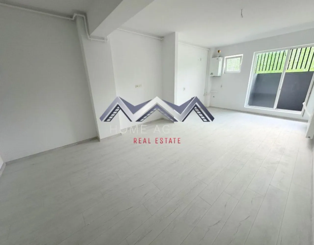 Apartament 2 camere Otopeni | preț final - Descoperă un apartament cu 2 camere foarte spațios, situat într-un ansamblu rezidențial nou din Otopeni — ideal pentru locuit sau investiție, cu acces rapid spre București, Aeroport Henri Coandă, Centură, precum și spre toate zonele de interes. Apartamentul este foarte luminos, iar compartimentarea este foarte funcțională: zonă de zi open-space foarte generoasă, hol compact dar eficient, plus acces spre balcon din ambele camere – atât din living, cât și din dormitor. Apartamentul se predă "la gata", cu finisaje moderne, baie complet echipată (gresie, faianță, obiecte sanitare) și centrală termică proprie. Avantaje cheie: - Apartament foarte spațios și ușor de amenajat - Finisaje complete, baie utilată, centrală proprie – predare la cheie, racordat la toate utilitățile publice - Comision 0% – achiziție direct de la dezvoltator - 1 loc de parcare inclus - Poziționare excelentă în Otopeni, cu acces rapid la DN1, Aeroportul Henri Coandă, centre comerciale și mijloace de transport Prețul afișat este final, include TVA, comision 0. 📞 Contactează-ne pentru planurile detaliate ale celor două variante, pentru a programa o vizită pe șantier sau pentru consultanță personalizată. Suntem aici să te ajutăm să alegi locuința care ți se potrivește perfect! }}