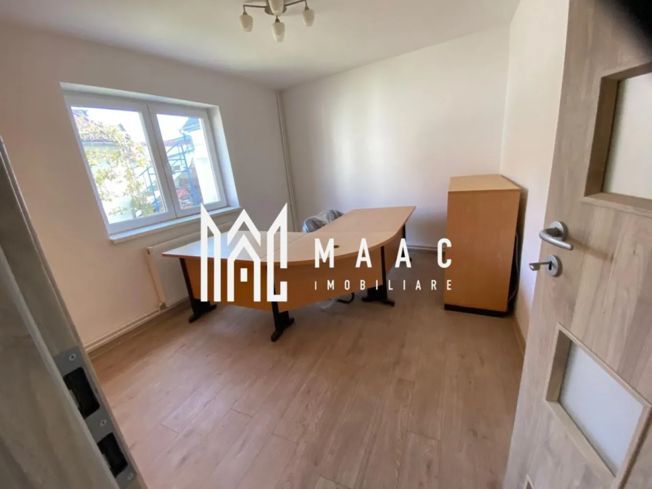 Clădire Birouri I Spații de producție I Acces Auto I Cristian - MAAC Imobiliare propune spre achiziție o proprietate amenajată pentru sediul unei companii, alcătuită din mai multe construcții, inclusiv spații de producție.

Suprafața totală de teren este de 553 mp, cu front stradal la DN de 17 m, acces auto pentru autoturisme și microbuze.
Pe teren se află 4 construcții, cu o suprafață utilă totală de 362 mp, după cum urmează:

Corp C1 – construit în 2007, renovat în 2023 – 184 mp utili
Clădirea este compusă din parter + pivniță + mansardă.
Pivnița (15 mp) găzduiește camera tehnică pentru alimentarea cu apă din rețea și din fântână, cu pompă.
Parterul alcătuit din bucătărie, baie cu cabină de duș, trei camere și două holuri.
Etajul (mansarda) include: bucătărie (cu acces separat din curte), baie completă cu cabină de duș, hol și patru camere.

Dotări:

ferestre PVC cu geam termopan
pardoseli din gresie și parchet
încălzire individuală pe gaz, cu centrală în condensare
instalație electrică și de iluminat completă
Clădirea este pregătită pentru utilizare imediată, având toate utilitățile necesare.

Corp C2 – clădire administrativă, renovată în 2021 – 19 mp utili

Clădire situată la stradă, dotată cu:
gaz
canalizare
instalație electrică și de iluminat
ferestre termopan PVC
pardoseală din gresie
Acoperișul a fost înlocuit în 2021.

Corp C3 – clădire administrativă / birouri, renovată în 2021 – 27 mp utili
Clădire situată în mijlocul parcelei, compusă din două încăperi de birou.

Dotări:
încălzire centrală cu calorifere
instalație electrică și de iluminat
ferestre termopan PVC
pardoseală din gresie
Acoperișul a fost înlocuit în 2021.

Corp C4–C5 – spațiu de producție, renovat în 2021 – 117 mp utili
Clădire situată în partea din spate a proprietății, compartimentată în trei încăperi, cu acces între ele și acces direct în curte.

Dotări:
încălzire centrală cu calorifere
canalizare
instalație electrică și de iluminat
toaletă, grup sanitar, duș
pardoseală din beton

Acces:
poartă mare pentru microbuz sau camion de 3,5 t
posibilitate de mansardare pe 2/3 din suprafață
acces facil la pod prin două scări exterioare din beton

Utilități generale ale proprietății
curent electric 220V, prin două contoare
gaz metan
apă potabilă din rețea
canalizare
apă din fântână

Proprietatea este deținută de persoană juridică, liberă de sarcini și litigii.

Pentru orice detalii, contactați MAAC Imobiliare, menționând ID CP3216247.