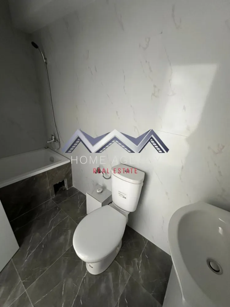 Apartament 2 camere Otopeni | preț final - Descoperă un apartament cu 2 camere foarte spațios, situat într-un ansamblu rezidențial nou din Otopeni — ideal pentru locuit sau investiție, cu acces rapid spre București, Aeroport Henri Coandă, Centură, precum și spre toate zonele de interes. Apartamentul este foarte luminos, iar compartimentarea este foarte funcțională: zonă de zi open-space foarte generoasă, hol compact dar eficient, plus acces spre balcon din ambele camere – atât din living, cât și din dormitor. Apartamentul se predă "la gata", cu finisaje moderne, baie complet echipată (gresie, faianță, obiecte sanitare) și centrală termică proprie. Avantaje cheie: - Apartament foarte spațios și ușor de amenajat - Finisaje complete, baie utilată, centrală proprie – predare la cheie, racordat la toate utilitățile publice - Comision 0% – achiziție direct de la dezvoltator - 1 loc de parcare inclus - Poziționare excelentă în Otopeni, cu acces rapid la DN1, Aeroportul Henri Coandă, centre comerciale și mijloace de transport Prețul afișat este final, include TVA, comision 0. 📞 Contactează-ne pentru planurile detaliate ale celor două variante, pentru a programa o vizită pe șantier sau pentru consultanță personalizată. Suntem aici să te ajutăm să alegi locuința care ți se potrivește perfect! }}