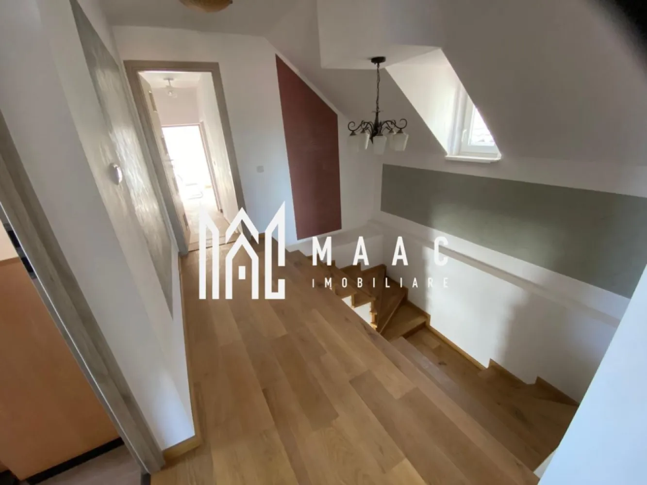 Clădire Birouri I Spații de producție I Acces Auto I Cristian - MAAC Imobiliare propune spre achiziție o proprietate amenajată pentru sediul unei companii, alcătuită din mai multe construcții, inclusiv spații de producție.

Suprafața totală de teren este de 553 mp, cu front stradal la DN de 17 m, acces auto pentru autoturisme și microbuze.
Pe teren se află 4 construcții, cu o suprafață utilă totală de 362 mp, după cum urmează:

Corp C1 – construit în 2007, renovat în 2023 – 184 mp utili
Clădirea este compusă din parter + pivniță + mansardă.
Pivnița (15 mp) găzduiește camera tehnică pentru alimentarea cu apă din rețea și din fântână, cu pompă.
Parterul alcătuit din bucătărie, baie cu cabină de duș, trei camere și două holuri.
Etajul (mansarda) include: bucătărie (cu acces separat din curte), baie completă cu cabină de duș, hol și patru camere.

Dotări:

ferestre PVC cu geam termopan
pardoseli din gresie și parchet
încălzire individuală pe gaz, cu centrală în condensare
instalație electrică și de iluminat completă
Clădirea este pregătită pentru utilizare imediată, având toate utilitățile necesare.

Corp C2 – clădire administrativă, renovată în 2021 – 19 mp utili

Clădire situată la stradă, dotată cu:
gaz
canalizare
instalație electrică și de iluminat
ferestre termopan PVC
pardoseală din gresie
Acoperișul a fost înlocuit în 2021.

Corp C3 – clădire administrativă / birouri, renovată în 2021 – 27 mp utili
Clădire situată în mijlocul parcelei, compusă din două încăperi de birou.

Dotări:
încălzire centrală cu calorifere
instalație electrică și de iluminat
ferestre termopan PVC
pardoseală din gresie
Acoperișul a fost înlocuit în 2021.

Corp C4–C5 – spațiu de producție, renovat în 2021 – 117 mp utili
Clădire situată în partea din spate a proprietății, compartimentată în trei încăperi, cu acces între ele și acces direct în curte.

Dotări:
încălzire centrală cu calorifere
canalizare
instalație electrică și de iluminat
toaletă, grup sanitar, duș
pardoseală din beton

Acces:
poartă mare pentru microbuz sau camion de 3,5 t
posibilitate de mansardare pe 2/3 din suprafață
acces facil la pod prin două scări exterioare din beton

Utilități generale ale proprietății
curent electric 220V, prin două contoare
gaz metan
apă potabilă din rețea
canalizare
apă din fântână

Proprietatea este deținută de persoană juridică, liberă de sarcini și litigii.

Pentru orice detalii, contactați MAAC Imobiliare, menționând ID CP3216247.
