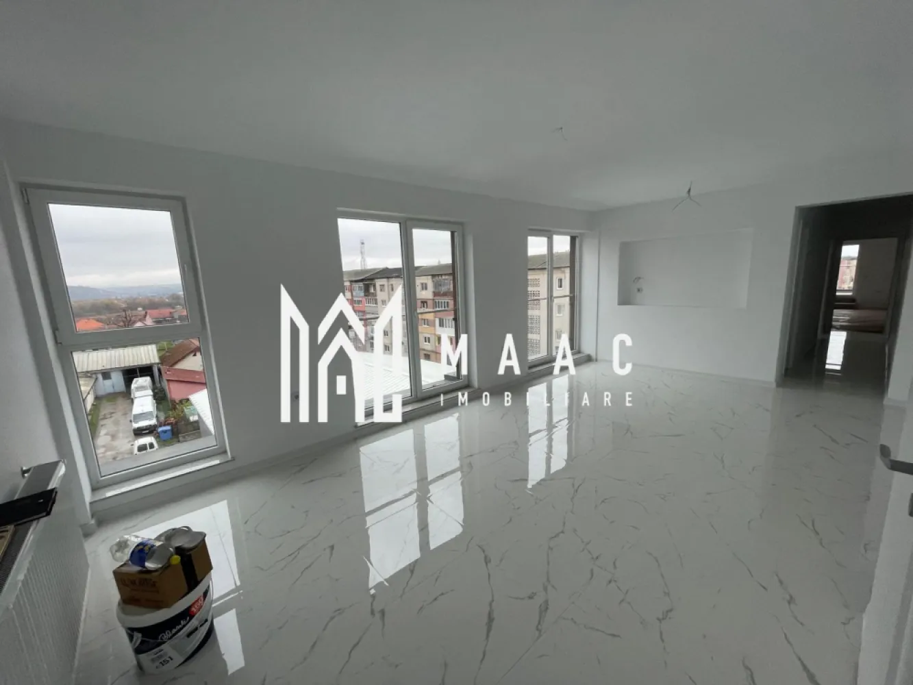 Penthouse 4 Camere Sebes Zona Kogalniceanu - MAAC Imobiliare – Penthouse 4 camere ,sebes zona kogalniceanu predare la cheie Vă prezentăm un apartament tip penthouse deosebit, situat într-o zonă liniștită și selectă din Sebeș, pe strada Mihail Kogălniceanu nr. 58B. Proprietatea face parte dintr-o construcție nouă, realizată cu materiale de top și finisaje de înaltă calitate. Caracteristici principale: Suprafață utilă: 102 mp Terasă generoasă: 70 mp Avans minim:50% Compartimentare: 3 dormitoare Dormitor matrimonial cu baie proprie O a doua baie complet utilată Hol de acces către toate camerele Bucătărie cu living open-space Detalii suplimentare: Finisajele moderne și terasa spectaculoasă creează o atmosferă rafinată și primitoare. Această proprietate reprezintă alegerea perfectă pentru cei care caută un cămin elegant, modern și exclusivist, sau pentru o investiție sigură pe termen lung. Adresă: Sebeș, str. Mihail Kogălniceanu nr. 58B Pentru mai multe detalii specificati telefonic ID:CP2812322 }}