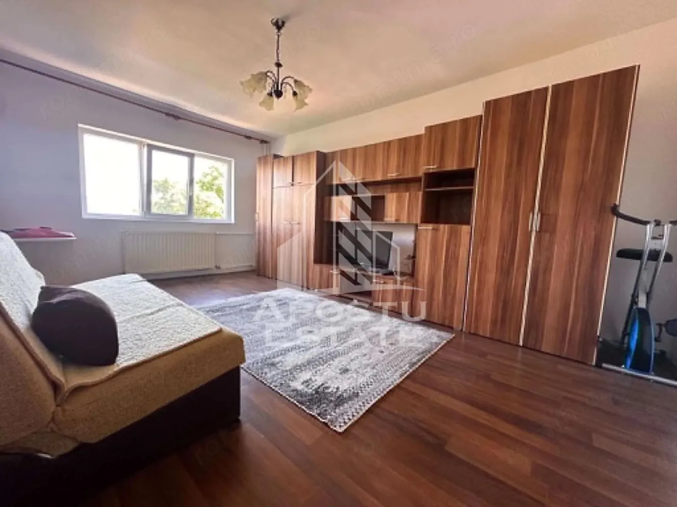 Apartament 2 camere de vanzare, zona Lipovei, Timisoara - Agentia imobiliara APOSTU ESTATE va propune spre vanzare un apartament cu 2 camere, decomandat, etaj 3/4, situat in zona Lipovei din Timisoara, judetul Timis.
Apartamentul este amplasat la etajul 3 al unui imobil construit in 1985 si are o suprafata utila aproximativa de 50 mp plus balcon inchis.
Confortul termic se realizeaza la rețeaua orasului Colterm cu sistem de incalzire prin calorifere, exista posibilitatea montarii centralei proprii pe gaz deoarece avem teava de gaz pe etaj.
Compartimentare:
- hol acces spatios
- bucatarie inchisa
-living 
-dormitor
- baie cu cada 

Proprietatea se vinde cum se vede in imagini si este o varianta ideala pentru familii, cuplu, investitie.
Vecinatati: Scoala generala nr.7 la 13 min de mers pe jos, mijloace de transport in comun,magazine,banci,farmacii la 3 min de mers pe jos, Pepco, Gym One 6 la 11 min de mers pe jos, Iulius Mall la 6 min cu masina, Piata Unirii la 10 min cu masina.
Agentia imobiliara Apostu Estate va ofera consultanta bancara gratuita prin intermediul colaboratorilor nostri pentru alegerea celui mai potrivit tip de credit, astfel incat tu sa devi noul proprietar al acestui apartament.

Va asteptam cu drag la o vizionare!

Id Intern: CP3217495