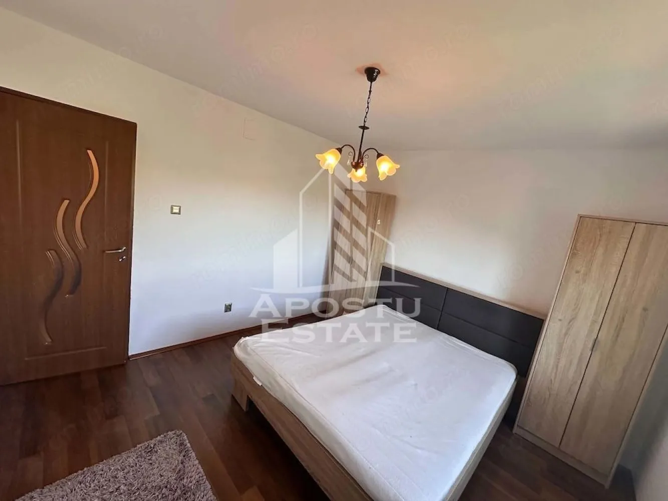 Apartament 2 camere de vanzare, zona Lipovei, Timisoara - Agentia imobiliara APOSTU ESTATE va propune spre vanzare un apartament cu 2 camere, decomandat, etaj 3/4, situat in zona Lipovei din Timisoara, judetul Timis.
Apartamentul este amplasat la etajul 3 al unui imobil construit in 1985 si are o suprafata utila aproximativa de 50 mp plus balcon inchis.
Confortul termic se realizeaza la rețeaua orasului Colterm cu sistem de incalzire prin calorifere, exista posibilitatea montarii centralei proprii pe gaz deoarece avem teava de gaz pe etaj.
Compartimentare:
- hol acces spatios
- bucatarie inchisa
-living 
-dormitor
- baie cu cada 

Proprietatea se vinde cum se vede in imagini si este o varianta ideala pentru familii, cuplu, investitie.
Vecinatati: Scoala generala nr.7 la 13 min de mers pe jos, mijloace de transport in comun,magazine,banci,farmacii la 3 min de mers pe jos, Pepco, Gym One 6 la 11 min de mers pe jos, Iulius Mall la 6 min cu masina, Piata Unirii la 10 min cu masina.
Agentia imobiliara Apostu Estate va ofera consultanta bancara gratuita prin intermediul colaboratorilor nostri pentru alegerea celui mai potrivit tip de credit, astfel incat tu sa devi noul proprietar al acestui apartament.

Va asteptam cu drag la o vizionare!

Id Intern: CP3217495