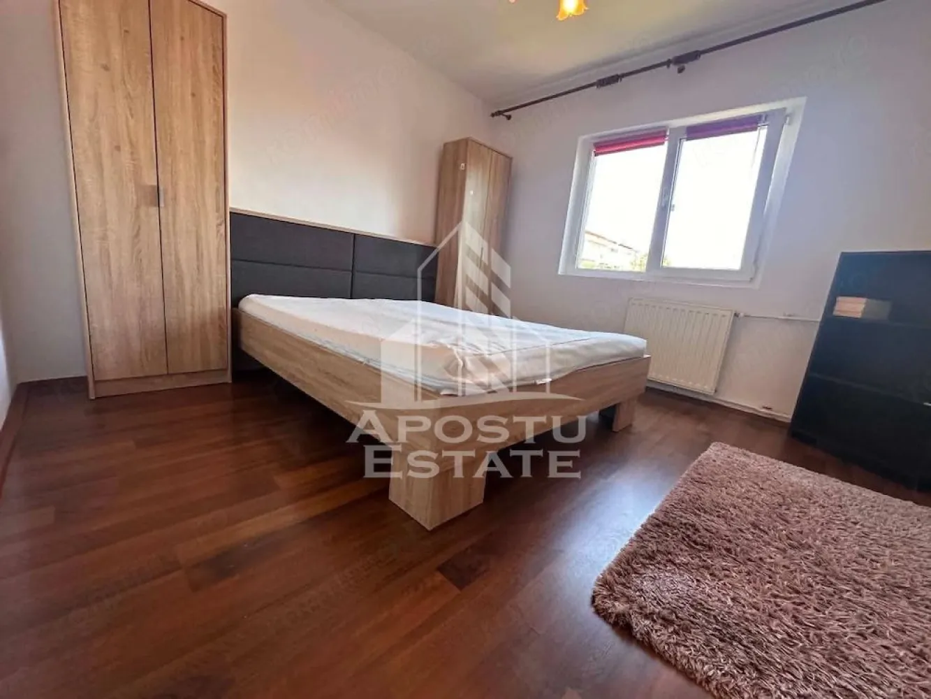 Apartament 2 camere de vanzare, zona Lipovei, Timisoara - Agentia imobiliara APOSTU ESTATE va propune spre vanzare un apartament cu 2 camere, decomandat, etaj 3/4, situat in zona Lipovei din Timisoara, judetul Timis.
Apartamentul este amplasat la etajul 3 al unui imobil construit in 1985 si are o suprafata utila aproximativa de 50 mp plus balcon inchis.
Confortul termic se realizeaza la rețeaua orasului Colterm cu sistem de incalzire prin calorifere, exista posibilitatea montarii centralei proprii pe gaz deoarece avem teava de gaz pe etaj.
Compartimentare:
- hol acces spatios
- bucatarie inchisa
-living 
-dormitor
- baie cu cada 

Proprietatea se vinde cum se vede in imagini si este o varianta ideala pentru familii, cuplu, investitie.
Vecinatati: Scoala generala nr.7 la 13 min de mers pe jos, mijloace de transport in comun,magazine,banci,farmacii la 3 min de mers pe jos, Pepco, Gym One 6 la 11 min de mers pe jos, Iulius Mall la 6 min cu masina, Piata Unirii la 10 min cu masina.
Agentia imobiliara Apostu Estate va ofera consultanta bancara gratuita prin intermediul colaboratorilor nostri pentru alegerea celui mai potrivit tip de credit, astfel incat tu sa devi noul proprietar al acestui apartament.

Va asteptam cu drag la o vizionare!

Id Intern: CP3217495