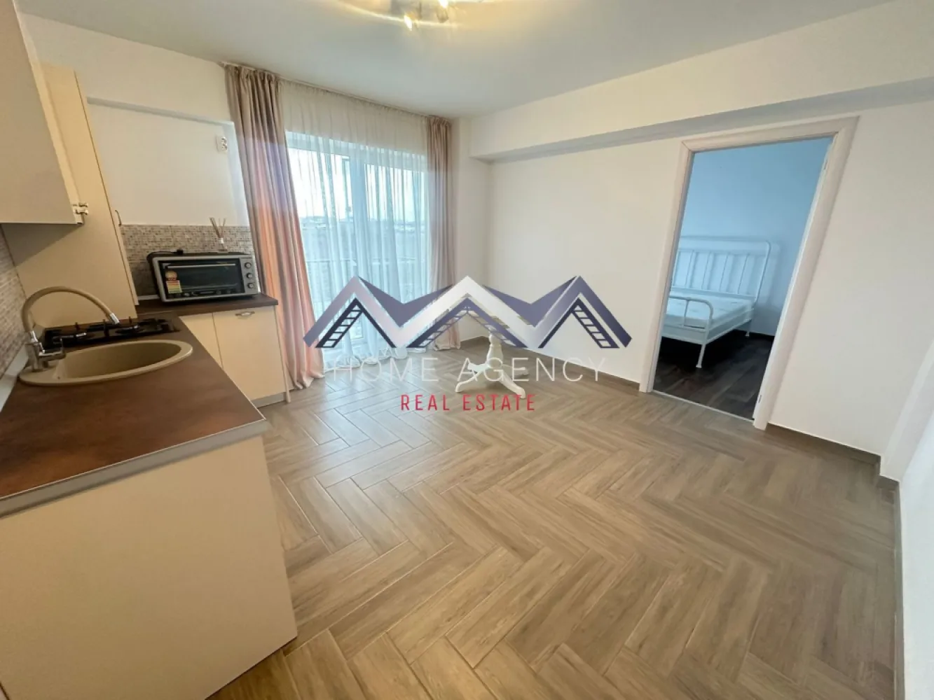 Apartament 2 camere | prima închiriere | include parcare - Dacă îți dorești un apartament modern, luminos și aflat la prima închiriere, această proprietate poate fi alegerea ideală pentru tine! Acest apartament cu 2 camere tip studio este situat într-o zonă liniștită și accesibilă din Otopeni, cu legături rapide către București și principalele puncte de interes din zonă. Poziționat la etajul 1 din 3, locuința oferă un echilibru excelent între confort și funcționalitate. Zona de zi este organizată sub forma unui open-space cu bucătăria și locul de luat masa, creând un spațiu aerisit și bine luminat natural, cu acces spre balcon. În prezent, spațiul este configurat pentru dining, însă există posibilitatea completării cu o canapea compactă, în funcție de preferințele viitorului chiriaș. Dormitorul este luminos și confortabil, ideal pentru odihnă, iar baia modernă, dotată cu duș walk-in, completează funcționalitatea locuinței. De asemenea, proprietatea beneficiază de loc de parcare dedicat și de încălzire prin pardoseală. 📞 Programează o vizionare și descoperă dacă acest apartament este potrivit pentru tine! }}