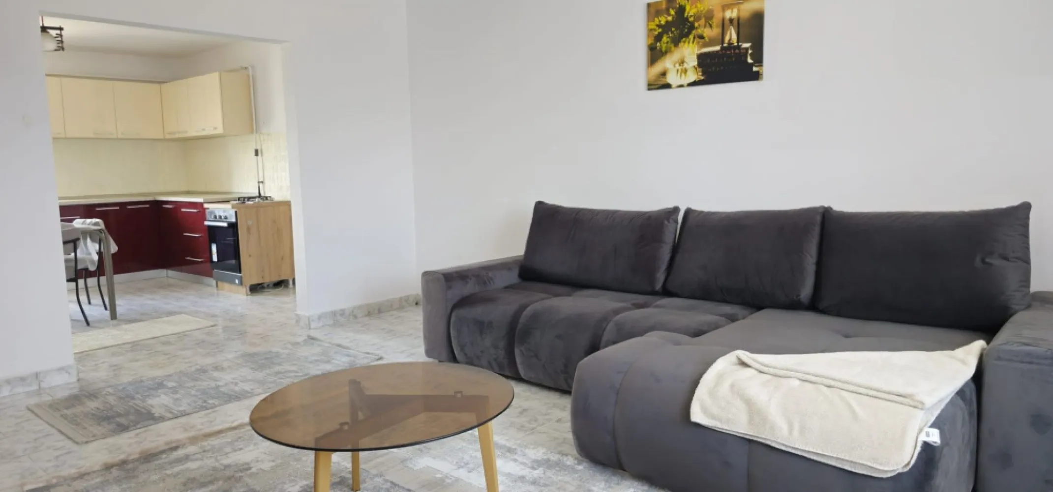 De inchiriat apartament spatios, zona Garii, et. 3, 490 euro negociabil - Agentia Mag Invest oferă spre închiriere un apartament spațios cu 3 camere, având o suprafață de 85 mp, situat la etajul 3, într-o zonă foarte bine poziționată – Zona Gării. Blocul este construit in anul 2005.
Apartamentul este compartimentat practic și oferă tot confortul necesar:
- 3 camere;
- 2 băi;
- 2 balcoane;
- centrală termică proprie;
- aer condiționat.
Locuința este ideală pentru o familie sau pentru persoane care își doresc un apartament generos, cu acces facil către mijloace de transport, magazine, școli și alte puncte de interes.
Preț: 490 €/lună
Garantie returnabila 490 euro.
Se percepe comision de tranzactionare de la chirias.
Pentru mai multe informații sau pentru programarea unei vizionări, vă rugăm să ne contactați telefonic 0746.252.252 Liliana Ene.