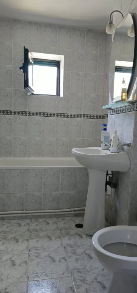 De inchiriat apartament spatios, zona Garii, et. 3, 490 euro negociabil - Agentia Mag Invest oferă spre închiriere un apartament spațios cu 3 camere, având o suprafață de 85 mp, situat la etajul 3, într-o zonă foarte bine poziționată – Zona Gării. Blocul este construit in anul 2005.
Apartamentul este compartimentat practic și oferă tot confortul necesar:
- 3 camere;
- 2 băi;
- 2 balcoane;
- centrală termică proprie;
- aer condiționat.
Locuința este ideală pentru o familie sau pentru persoane care își doresc un apartament generos, cu acces facil către mijloace de transport, magazine, școli și alte puncte de interes.
Preț: 490 €/lună
Garantie returnabila 490 euro.
Se percepe comision de tranzactionare de la chirias.
Pentru mai multe informații sau pentru programarea unei vizionări, vă rugăm să ne contactați telefonic 0746.252.252 Liliana Ene.