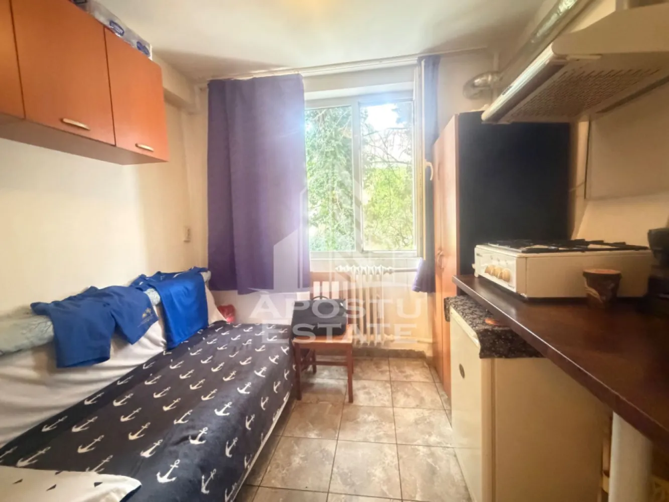 Garsoniera de vanzare, etajul 1, zona Take Ionescu, in Timisoara - Agentia Imobiliara APOSTU ESTATE va propune spre vanzare un apartament cu 1 camera, situat, in zona take ionescu, cu acces facil catre principalele puncte de interes ale orasului.

Apartamentul are o suprafata utila de 11 mp si este compartimentat eficient, fiind potrivit atat pentru locuit, cat si pentru investitie.

Compartimentare:

* Camera;
* Bucatarie;
* Baie;
* Hol.

Locuinta este dotata cu aragaz alimentat cu butelie si cablu TV. In prezent, apa calda nu este disponibila, insa exista posibilitatea montarii unui boiler.

Cheltuielile de intretinere sunt reduse, fiind de aproximativ 150-170 lei/luna pe timpul verii, iar iarna nu depasesc 250 lei/luna, cu toate utilitatile incluse.

Apartamentul este racordat la sistemul de termoficare Colterm.

Va invitam cu drag la o vizionare pentru a descoperi toate avantajele acestei proprietati!
ID Intern :CP3217750!