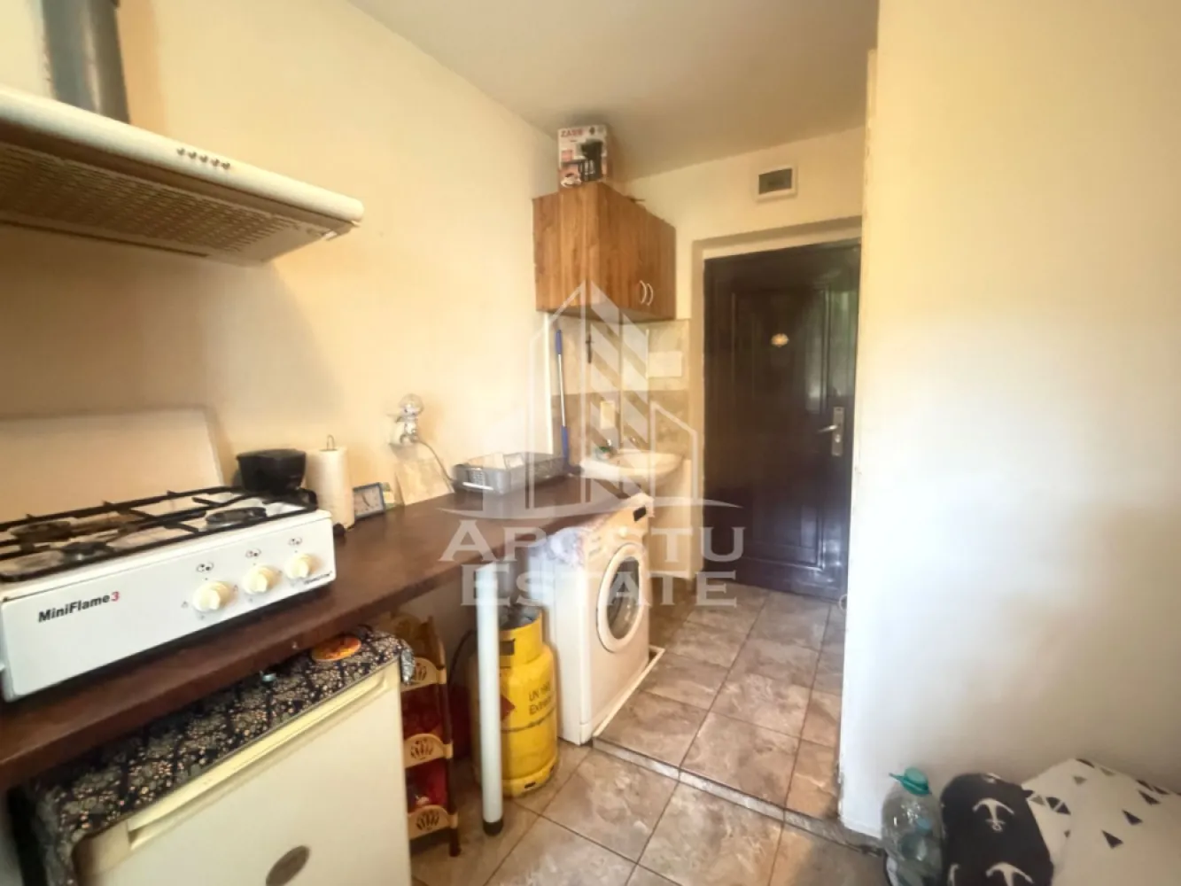 Garsoniera de vanzare, etajul 1, zona Take Ionescu, in Timisoara - Agentia Imobiliara APOSTU ESTATE va propune spre vanzare un apartament cu 1 camera, situat, in zona take ionescu, cu acces facil catre principalele puncte de interes ale orasului.

Apartamentul are o suprafata utila de 11 mp si este compartimentat eficient, fiind potrivit atat pentru locuit, cat si pentru investitie.

Compartimentare:

* Camera;
* Bucatarie;
* Baie;
* Hol.

Locuinta este dotata cu aragaz alimentat cu butelie si cablu TV. In prezent, apa calda nu este disponibila, insa exista posibilitatea montarii unui boiler.

Cheltuielile de intretinere sunt reduse, fiind de aproximativ 150-170 lei/luna pe timpul verii, iar iarna nu depasesc 250 lei/luna, cu toate utilitatile incluse.

Apartamentul este racordat la sistemul de termoficare Colterm.

Va invitam cu drag la o vizionare pentru a descoperi toate avantajele acestei proprietati!
ID Intern :CP3217750!