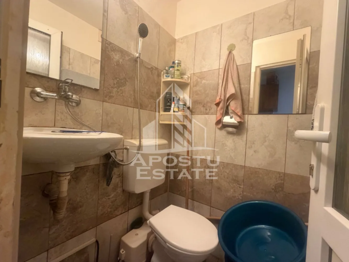 Garsoniera de vanzare, etajul 1, zona Take Ionescu, in Timisoara - Agentia Imobiliara APOSTU ESTATE va propune spre vanzare un apartament cu 1 camera, situat, in zona take ionescu, cu acces facil catre principalele puncte de interes ale orasului.

Apartamentul are o suprafata utila de 11 mp si este compartimentat eficient, fiind potrivit atat pentru locuit, cat si pentru investitie.

Compartimentare:

* Camera;
* Bucatarie;
* Baie;
* Hol.

Locuinta este dotata cu aragaz alimentat cu butelie si cablu TV. In prezent, apa calda nu este disponibila, insa exista posibilitatea montarii unui boiler.

Cheltuielile de intretinere sunt reduse, fiind de aproximativ 150-170 lei/luna pe timpul verii, iar iarna nu depasesc 250 lei/luna, cu toate utilitatile incluse.

Apartamentul este racordat la sistemul de termoficare Colterm.

Va invitam cu drag la o vizionare pentru a descoperi toate avantajele acestei proprietati!
ID Intern :CP3217750!