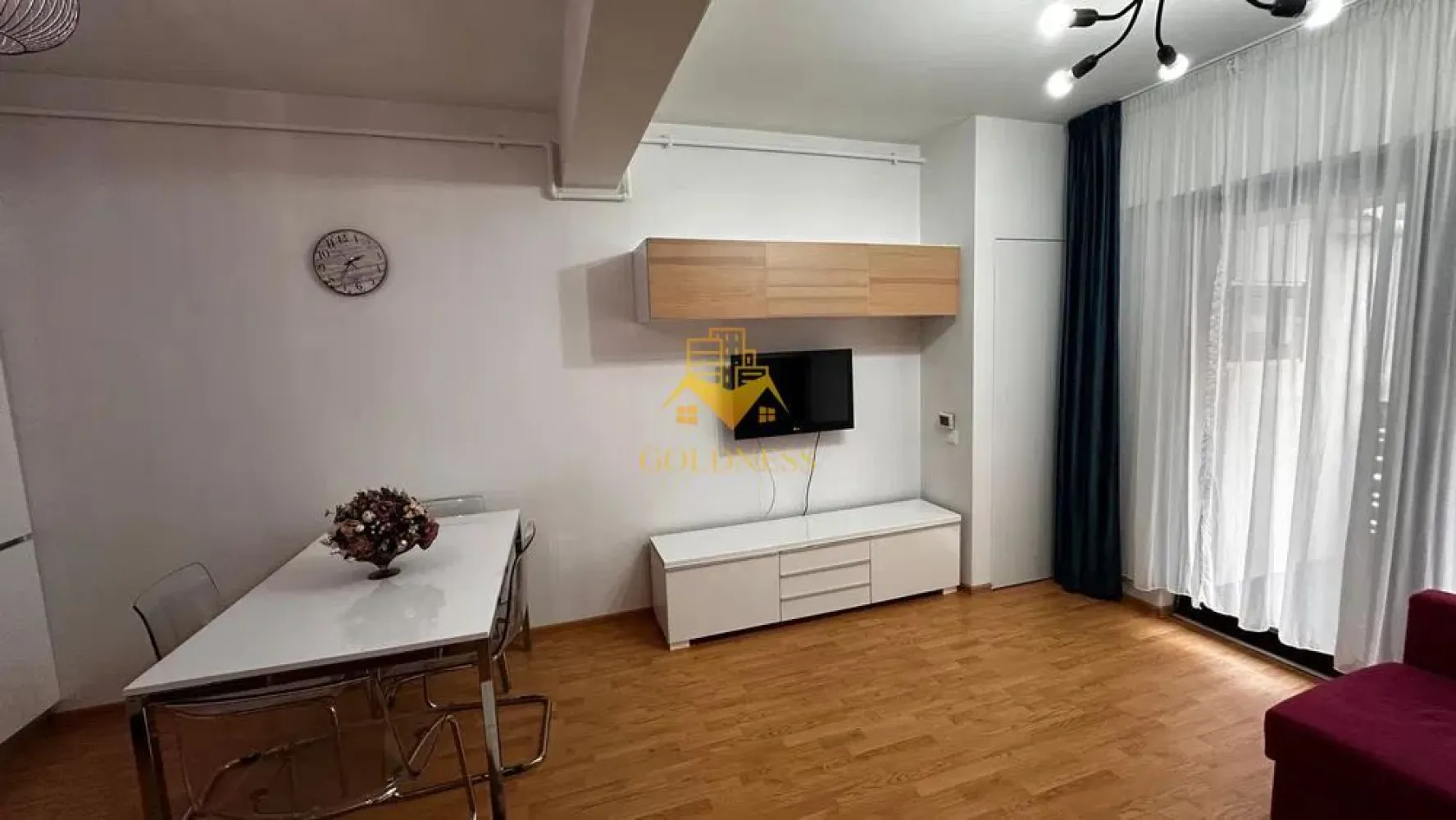 2 camere, modern, bloc nou, garaj, Europa Zona Calea Turzii, Toyota - GOLDNESS Imobiliare vă propune spre închiriere un apartament cu 2 camere complet mobilat și utilat, la etajul 4 într-un imobil de 8 etaje, în Cartierul Europa.
Dispune de parcare subterana inclusa in pret!
Se află în apropierea stațiilor de transport în comun, magazine, restaurante, spații verzi, farmacii, etc. 

Apartamentul este compartimentat astfel:
 - dormitor cu pat matrimonial, dressing, noptiere
 - living cu canapea extensibila, spatiu pentru depozitare, masuta pentru cafea, TV
 - bucatarie complet mobilata, utilata, loc de luat masa
 - baie cu cada, calorifer port prosop și dulap pentru depozitare.
 - terasa de 10 mp.

Imobilul este dotat cu toate cele necesare- centrală proprie, frigider, aragaz, hotă, mașină de spălat haine, etc. 

Dacă sunteți interesați de acest apartament și doriți să îl vizionați, dar și pentru alte oferte nu ezitați să ne contactați telefonic sau prin e-mail. Vă stăm la dispoziție!
Pentru intermediere se percepe un comision de 50% din prețul chiriei!